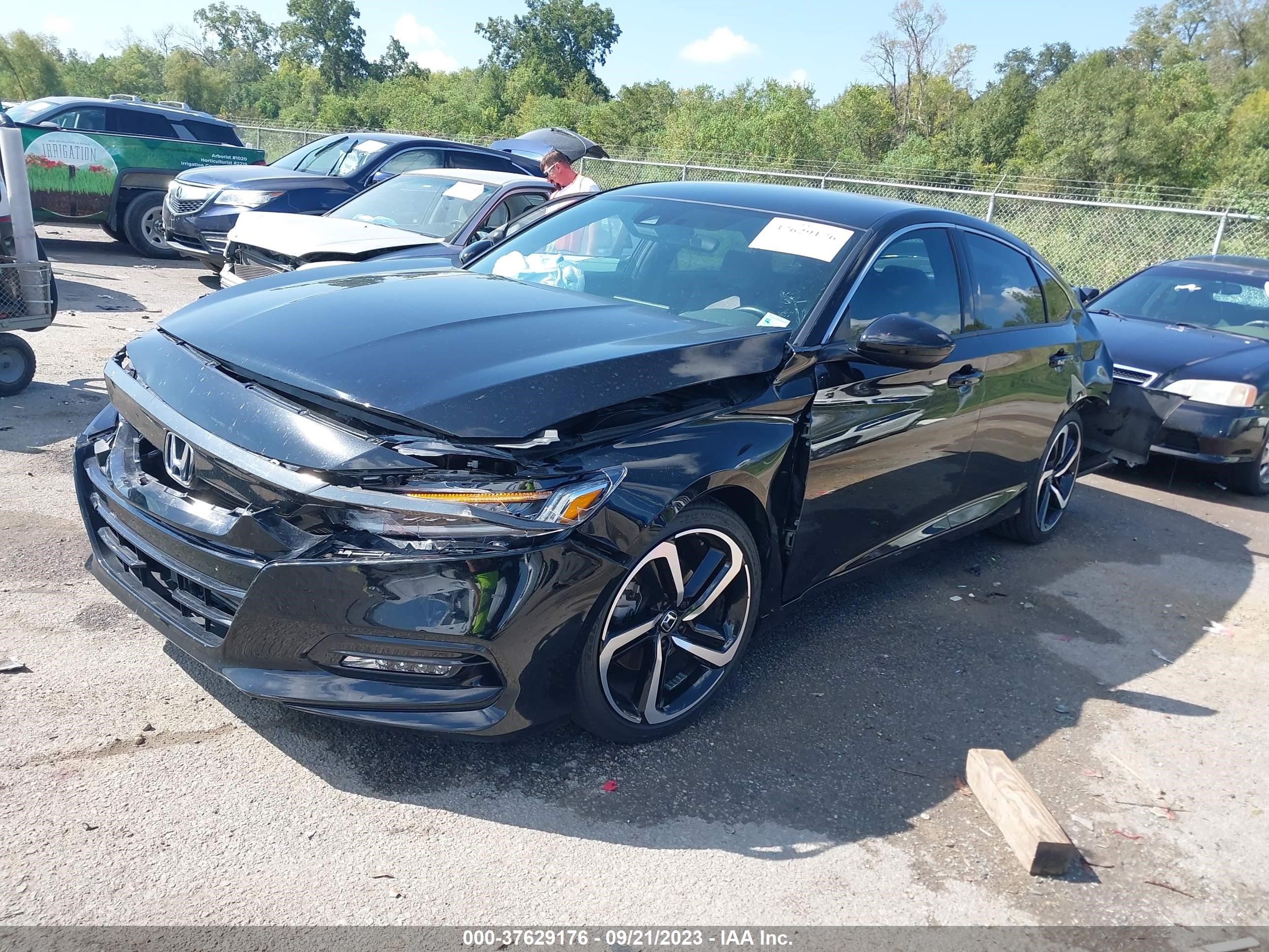 Photo 1 VIN: 1HGCV1F3XLA137825 - HONDA ACCORD 