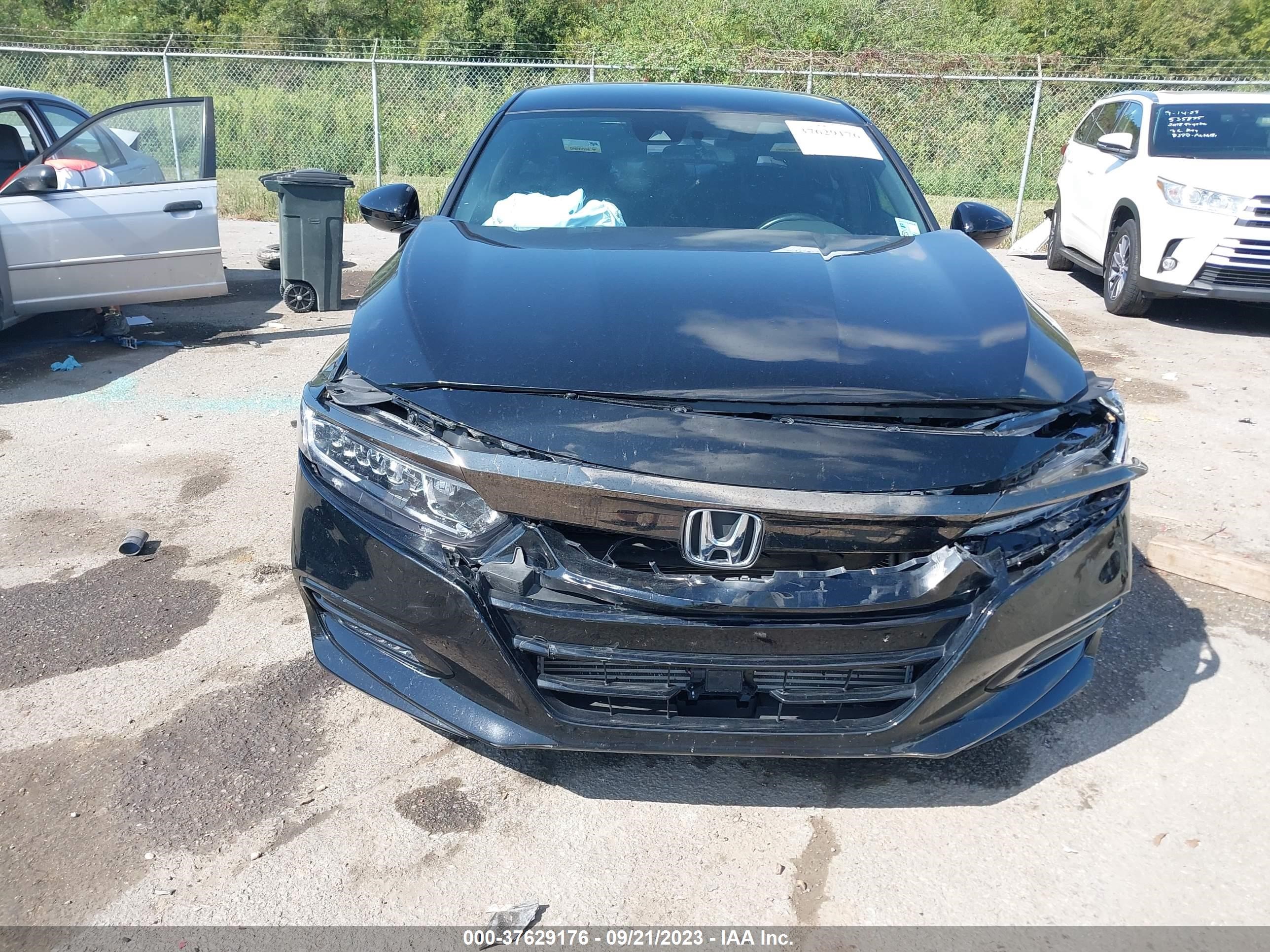 Photo 10 VIN: 1HGCV1F3XLA137825 - HONDA ACCORD 