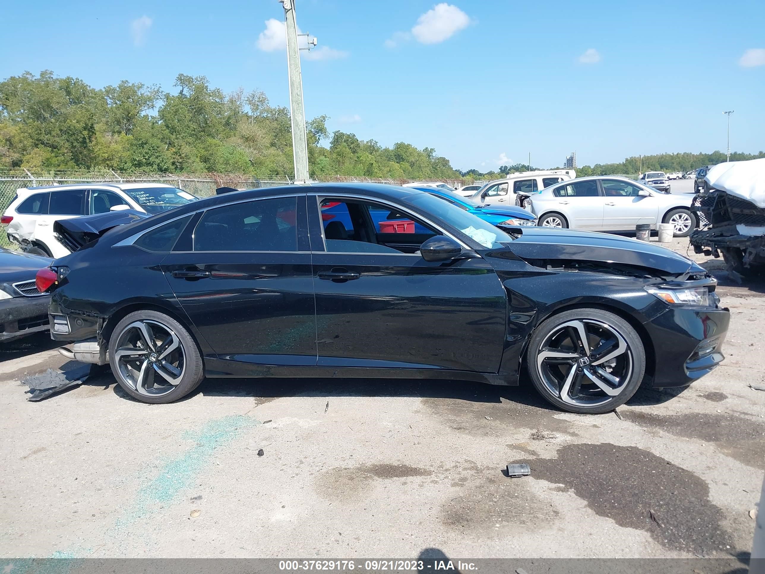 Photo 11 VIN: 1HGCV1F3XLA137825 - HONDA ACCORD 