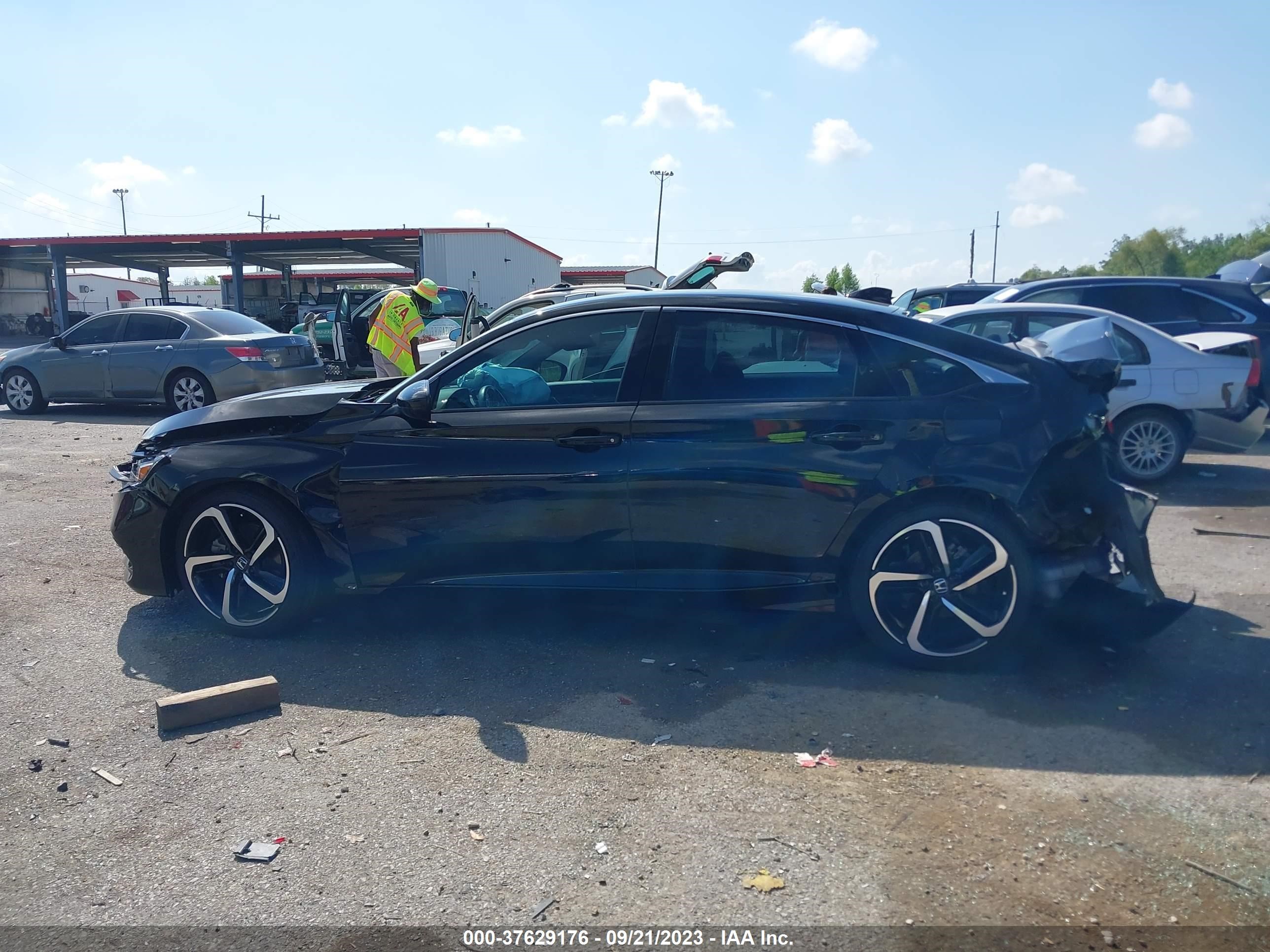 Photo 12 VIN: 1HGCV1F3XLA137825 - HONDA ACCORD 