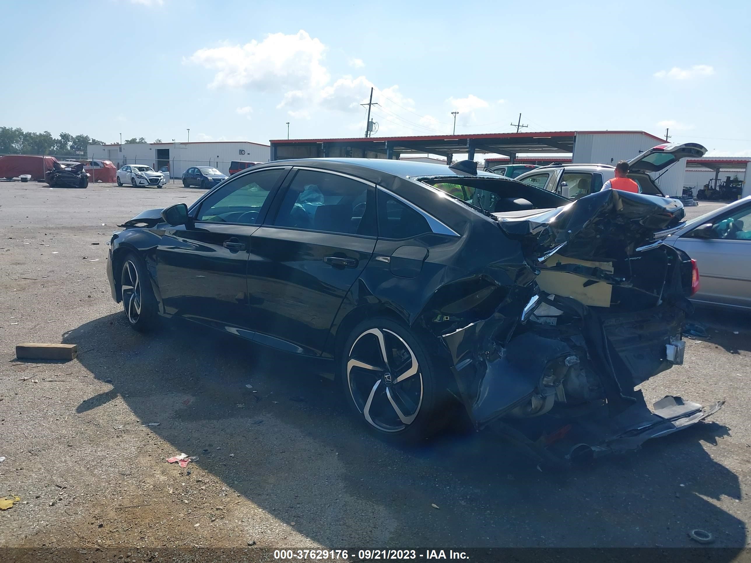 Photo 2 VIN: 1HGCV1F3XLA137825 - HONDA ACCORD 