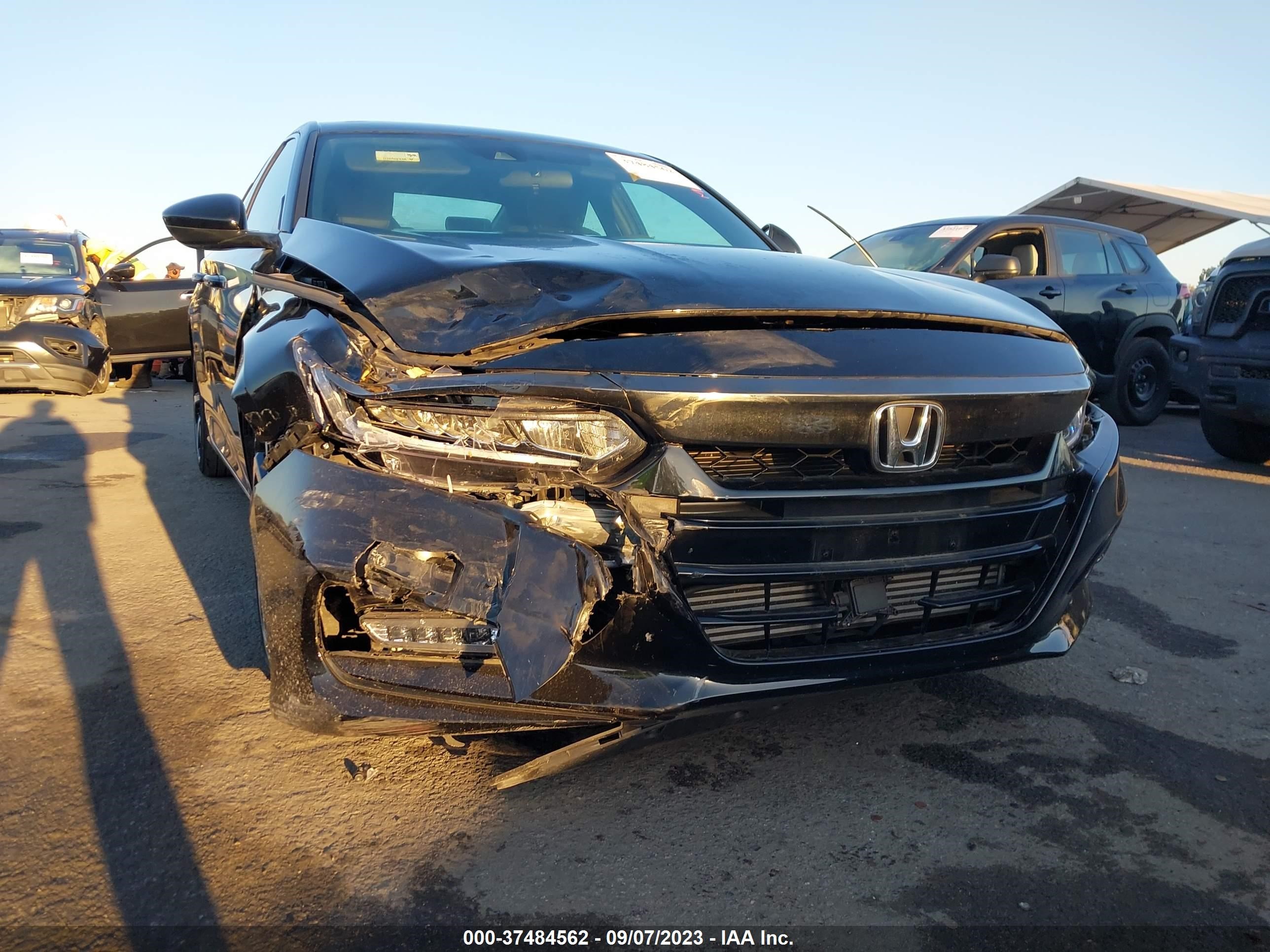 Photo 5 VIN: 1HGCV1F3XLA155712 - HONDA ACCORD 