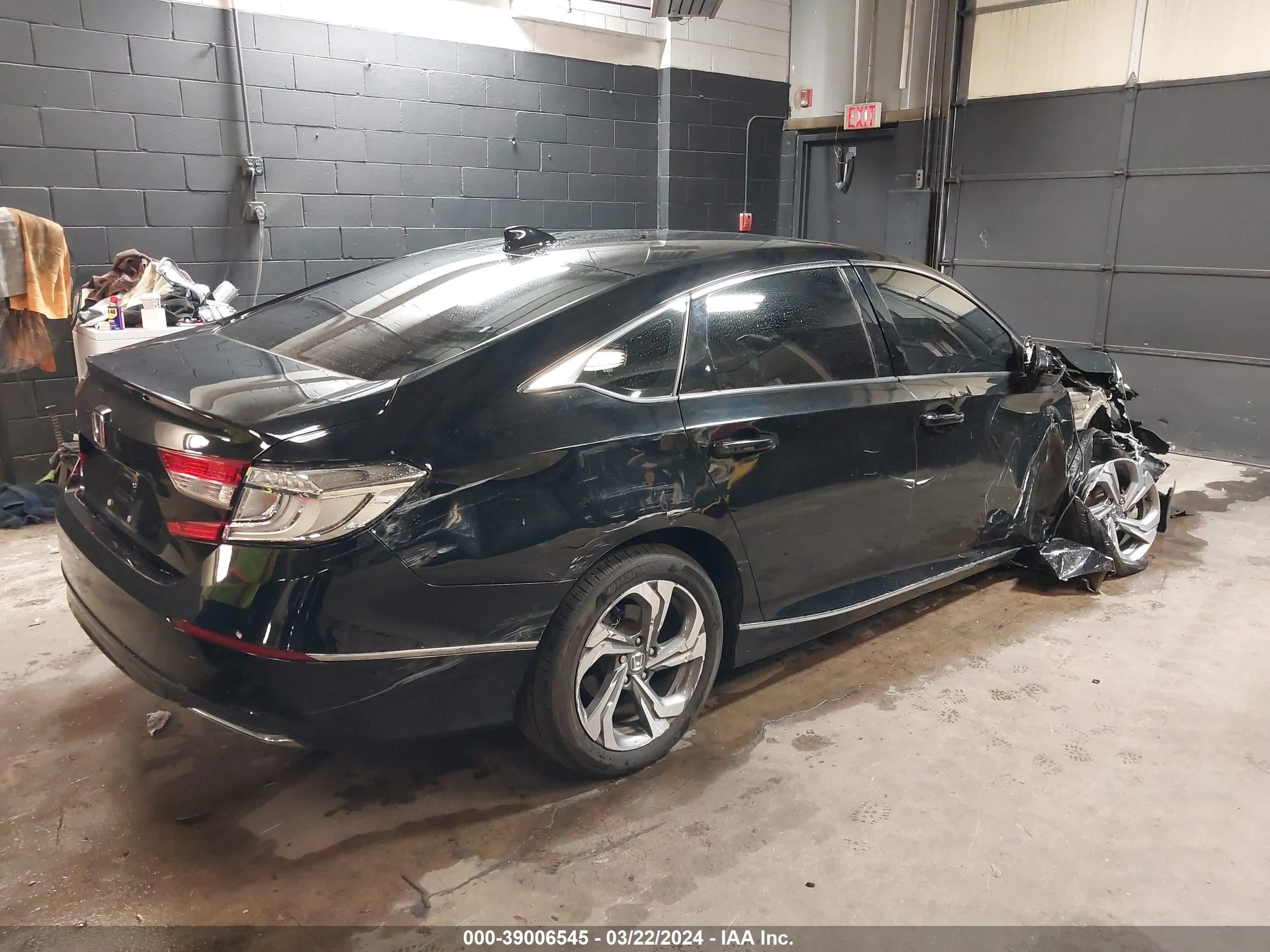 Photo 3 VIN: 1HGCV1F44JA143786 - HONDA ACCORD 