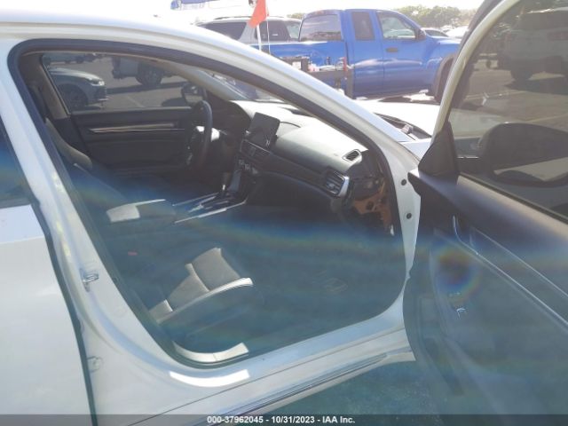 Photo 4 VIN: 1HGCV1F45JA028372 - HONDA ACCORD 