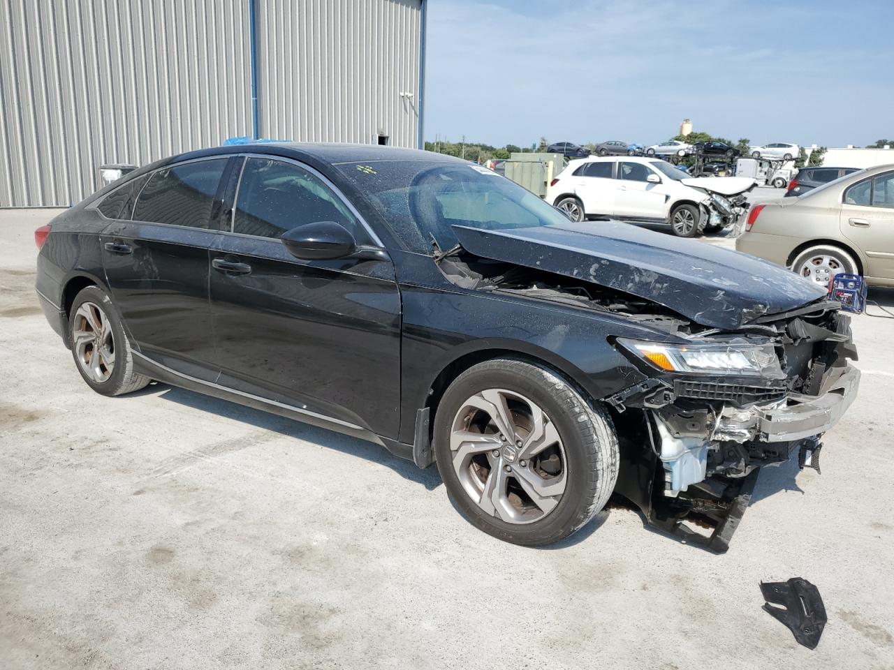 Photo 3 VIN: 1HGCV1F47JA143815 - HONDA ACCORD 