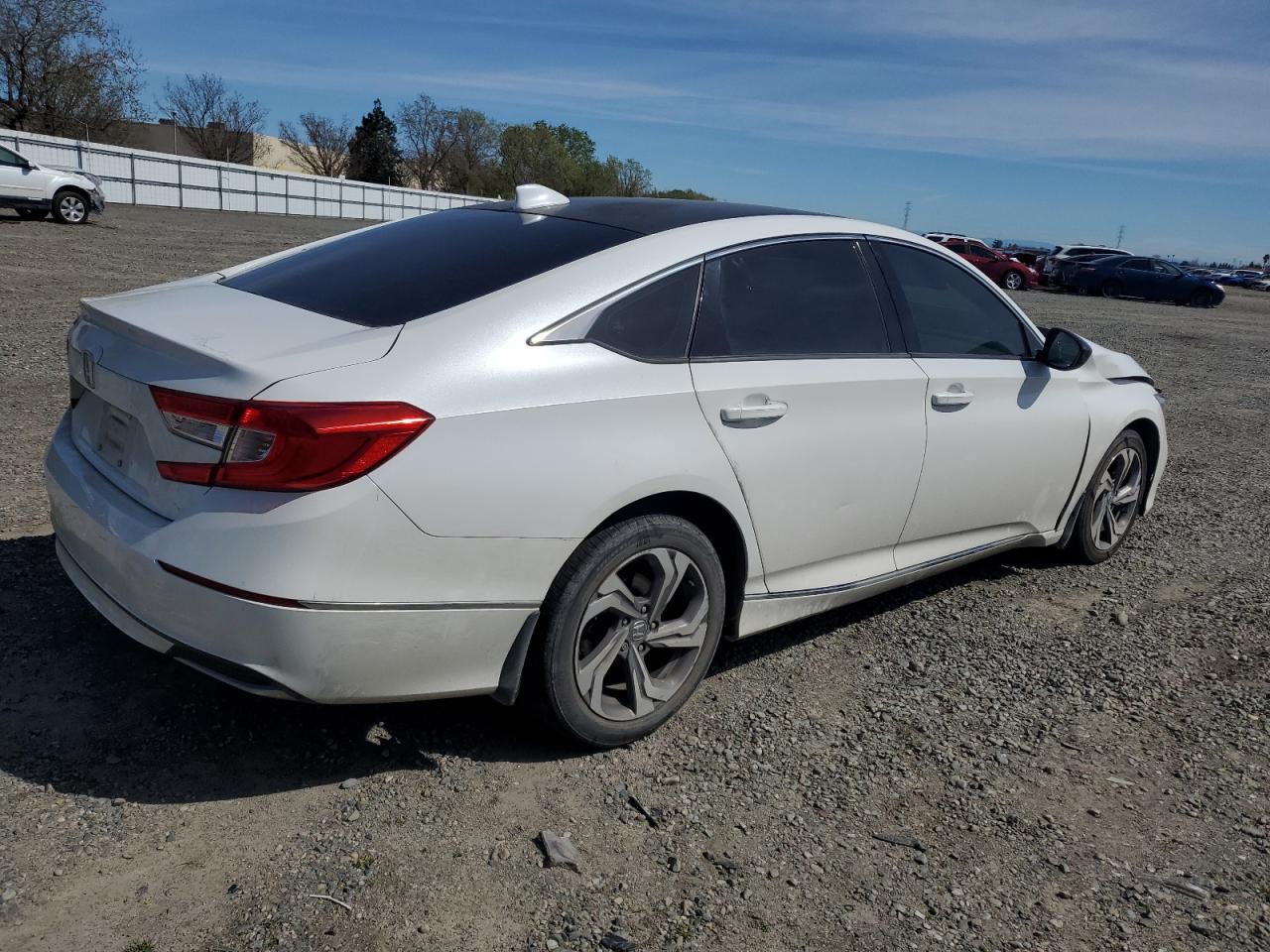 Photo 2 VIN: 1HGCV1F4XJA134803 - HONDA ACCORD 