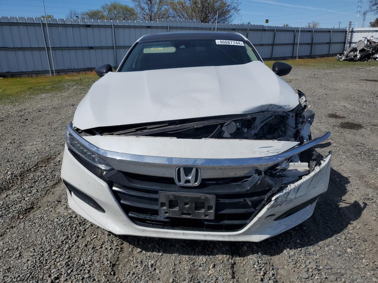 Photo 4 VIN: 1HGCV1F4XJA134803 - HONDA ACCORD 