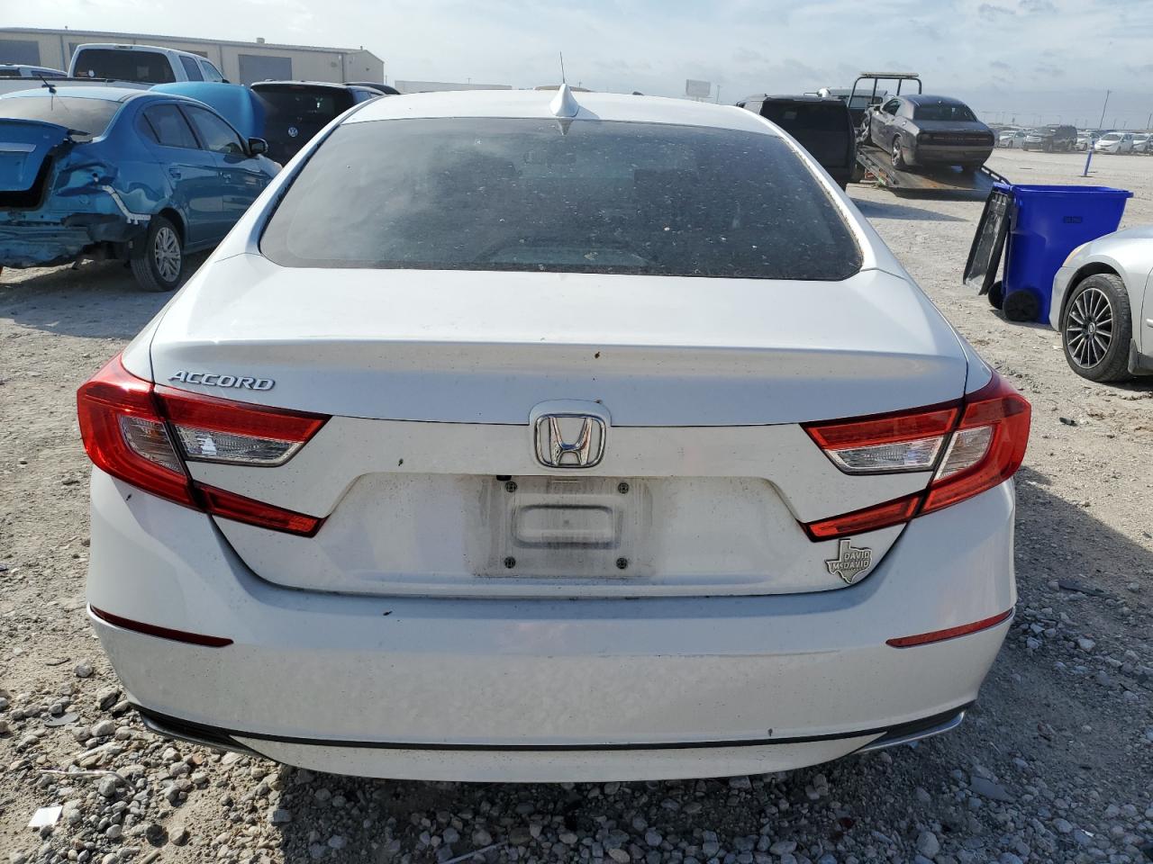 Photo 5 VIN: 1HGCV1F4XJA144277 - HONDA ACCORD 