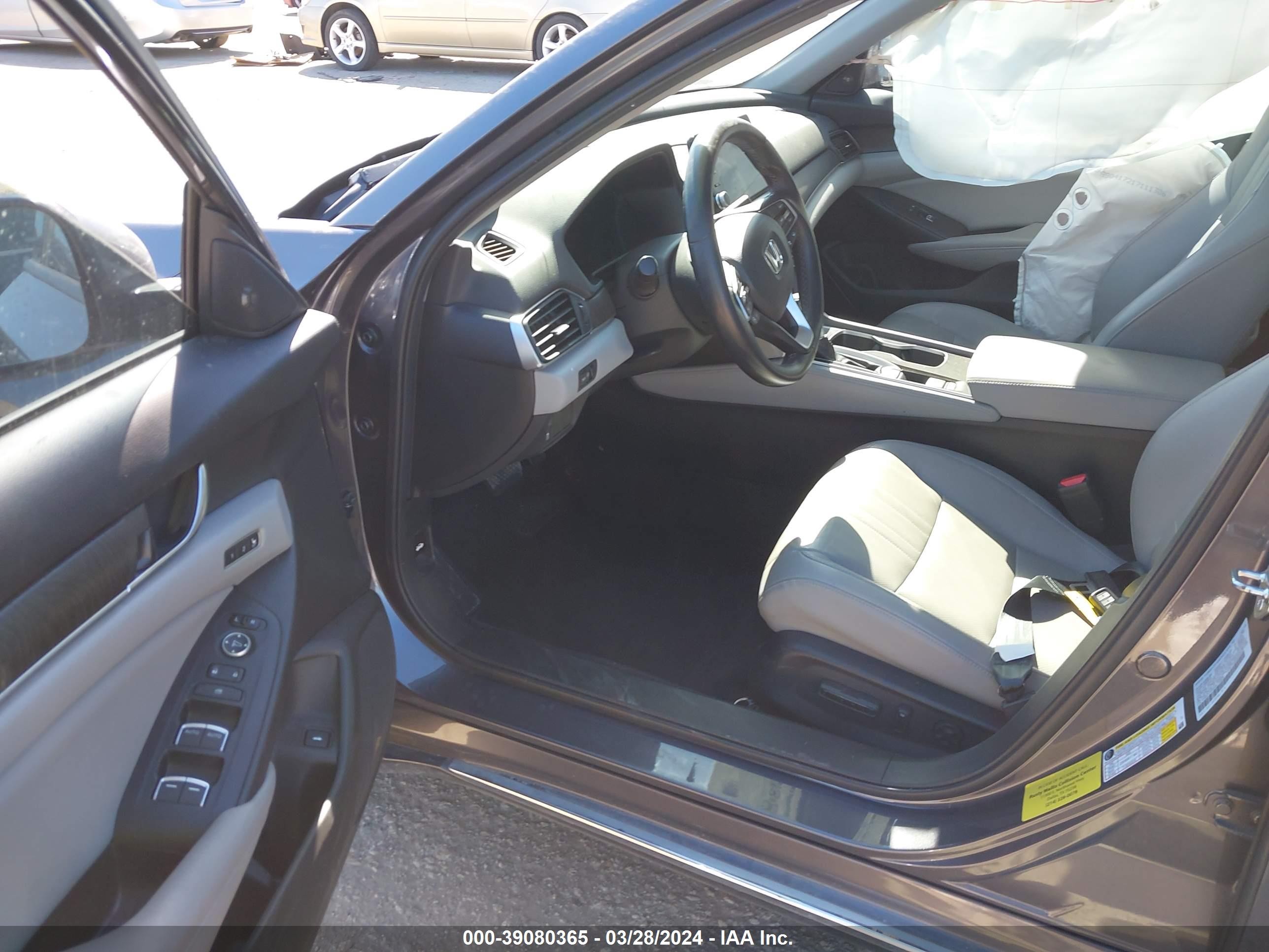 Photo 4 VIN: 1HGCV1F57JA110628 - HONDA ACCORD 