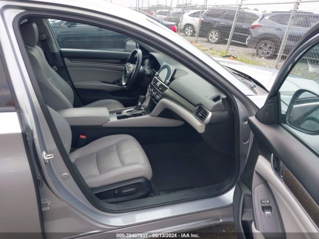 Photo 4 VIN: 1HGCV1F58JA068051 - HONDA ACCORD 