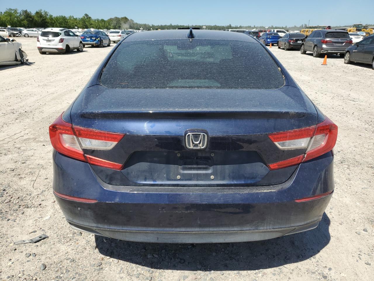 Photo 5 VIN: 1HGCV1F5XJA163484 - HONDA ACCORD 