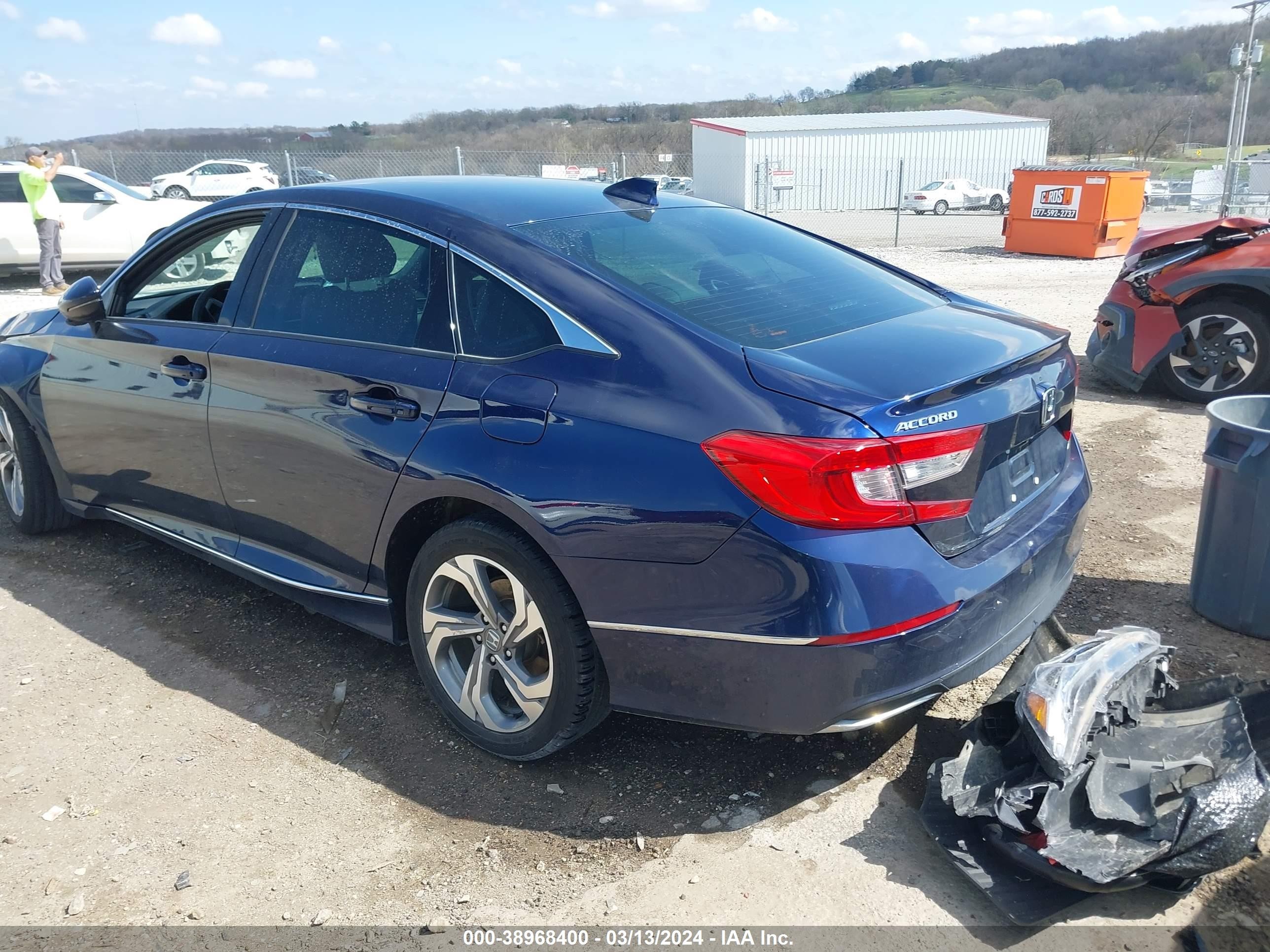 Photo 2 VIN: 1HGCV1F5XKA006233 - HONDA ACCORD 