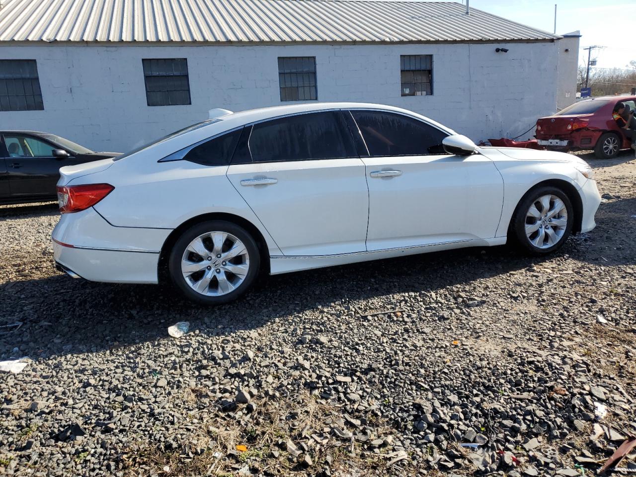 Photo 2 VIN: 1HGCV1F92JA004137 - HONDA ACCORD 