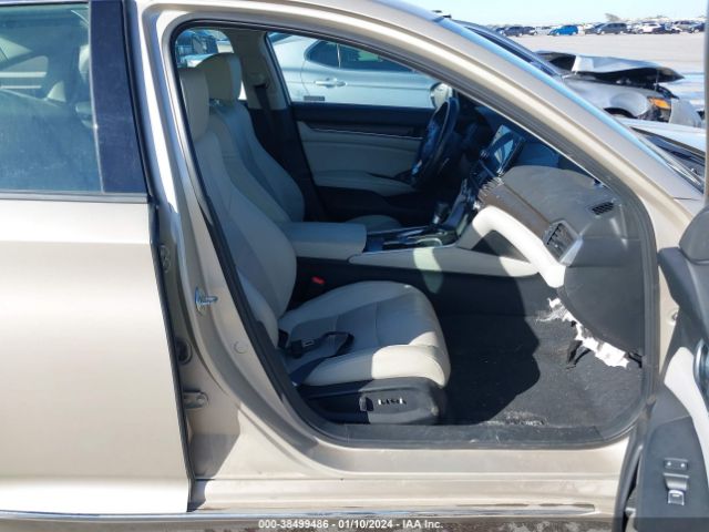 Photo 4 VIN: 1HGCV1F9XJA139429 - HONDA ACCORD 