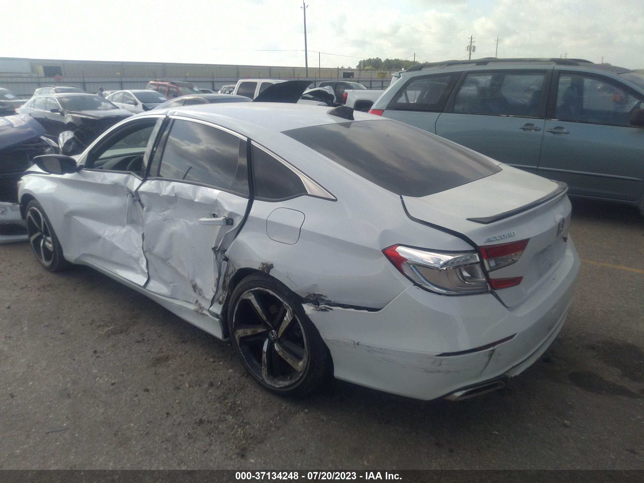 Photo 2 VIN: 1HGCV2F32MA016097 - HONDA ACCORD 