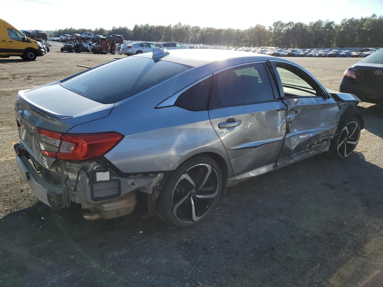 Photo 2 VIN: 1HGCV2F3XKA001084 - HONDA ACCORD 