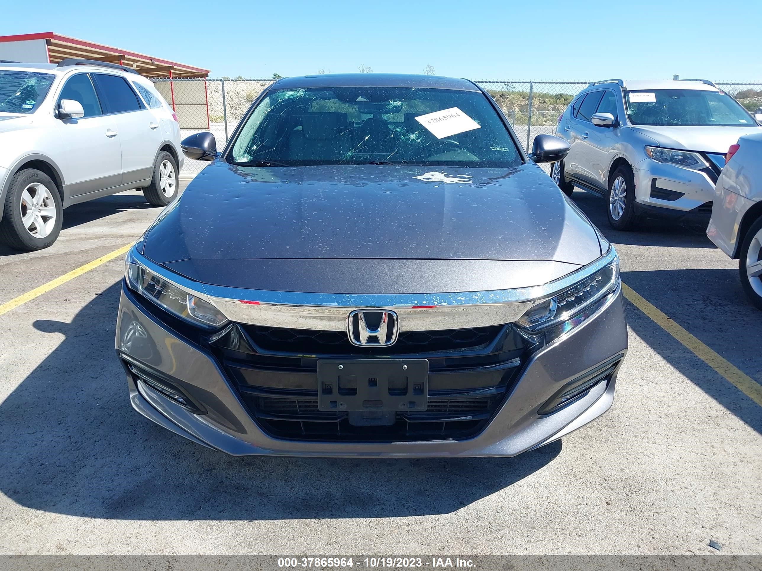 Photo 11 VIN: 1HGCV2F5XJA017009 - HONDA ACCORD 