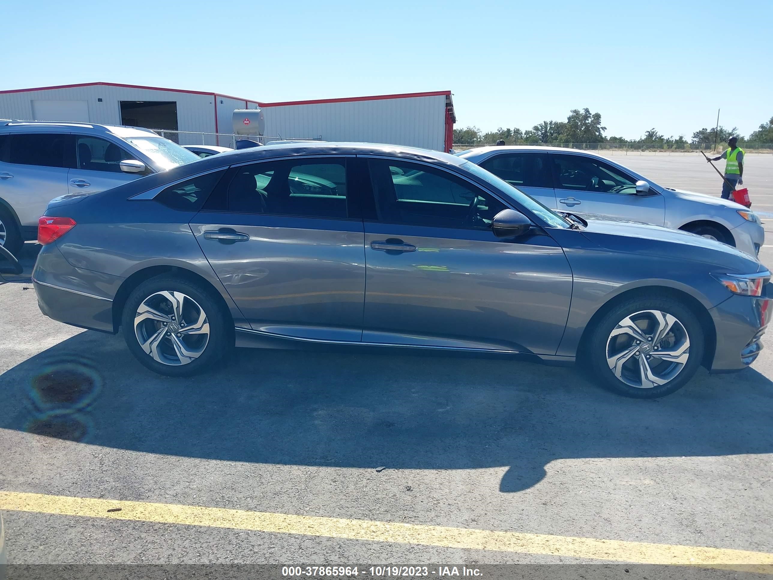 Photo 12 VIN: 1HGCV2F5XJA017009 - HONDA ACCORD 