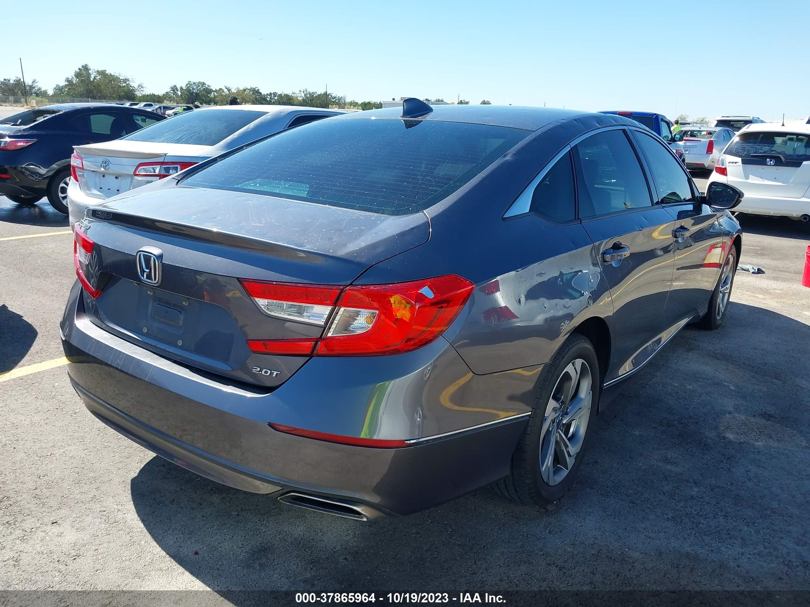 Photo 3 VIN: 1HGCV2F5XJA017009 - HONDA ACCORD 