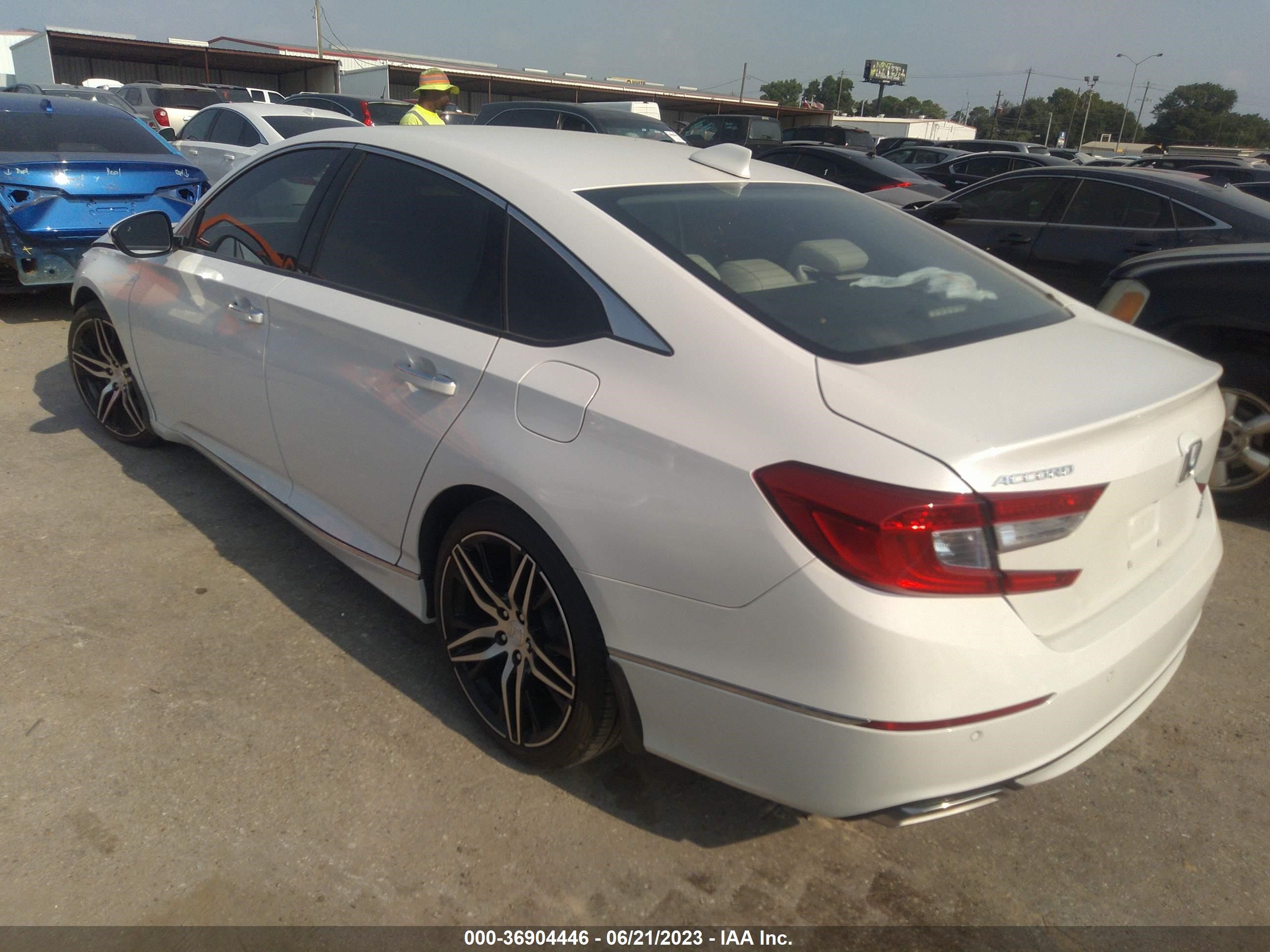 Photo 2 VIN: 1HGCV2F93MA009986 - HONDA ACCORD 