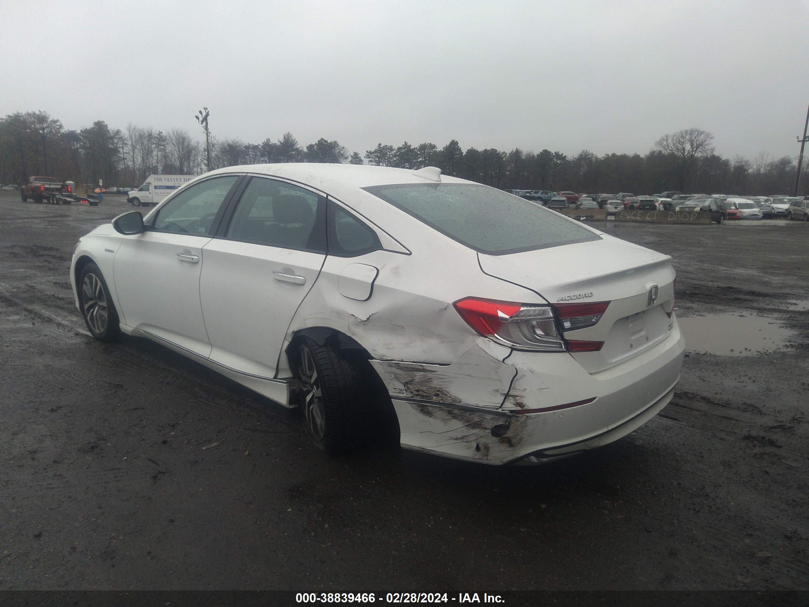 Photo 2 VIN: 1HGCV3F93JA015014 - HONDA ACCORD 