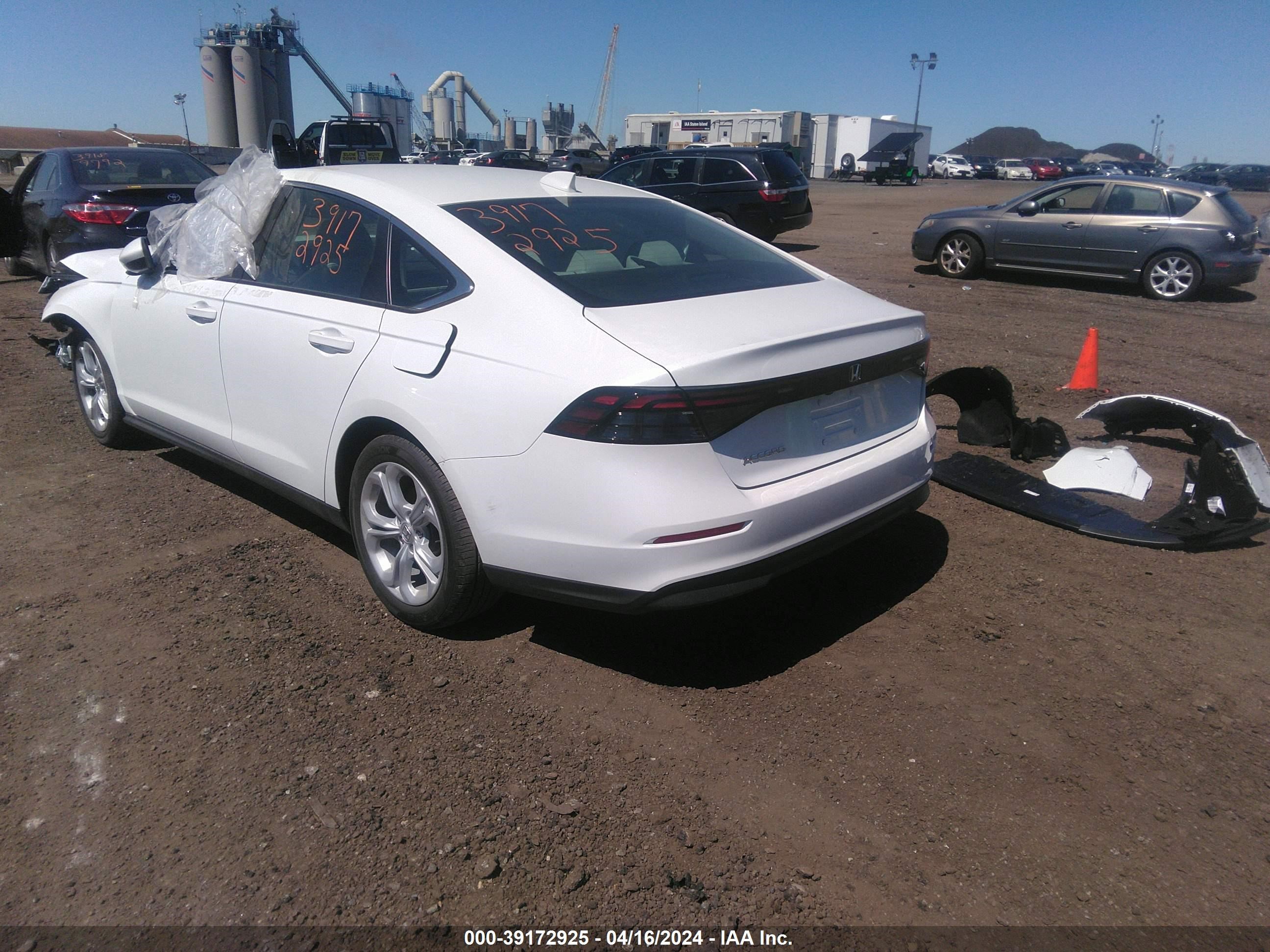 Photo 2 VIN: 1HGCY1F24RA039249 - HONDA ACCORD 