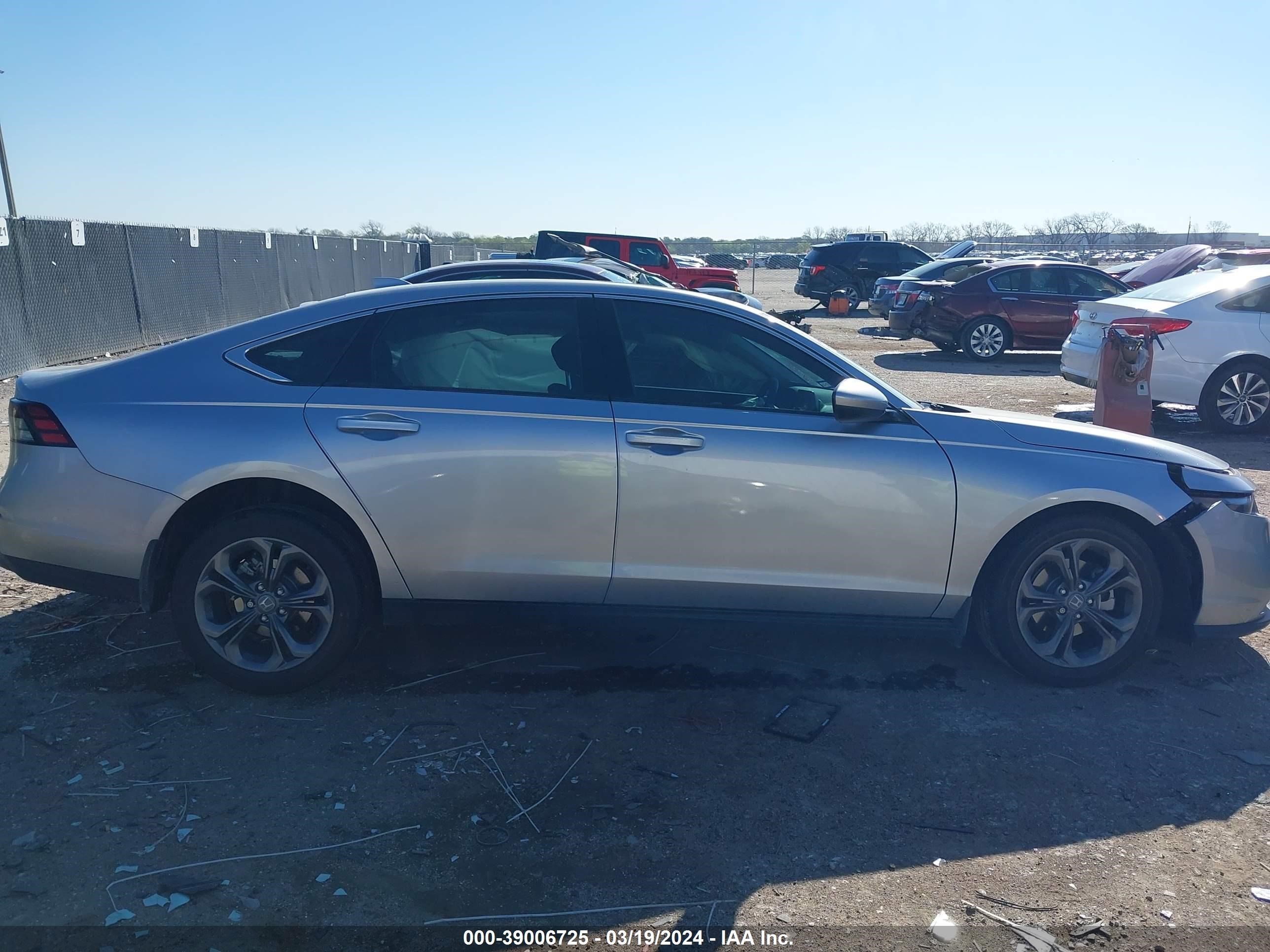 Photo 12 VIN: 1HGCY1F32RA009465 - HONDA ACCORD 