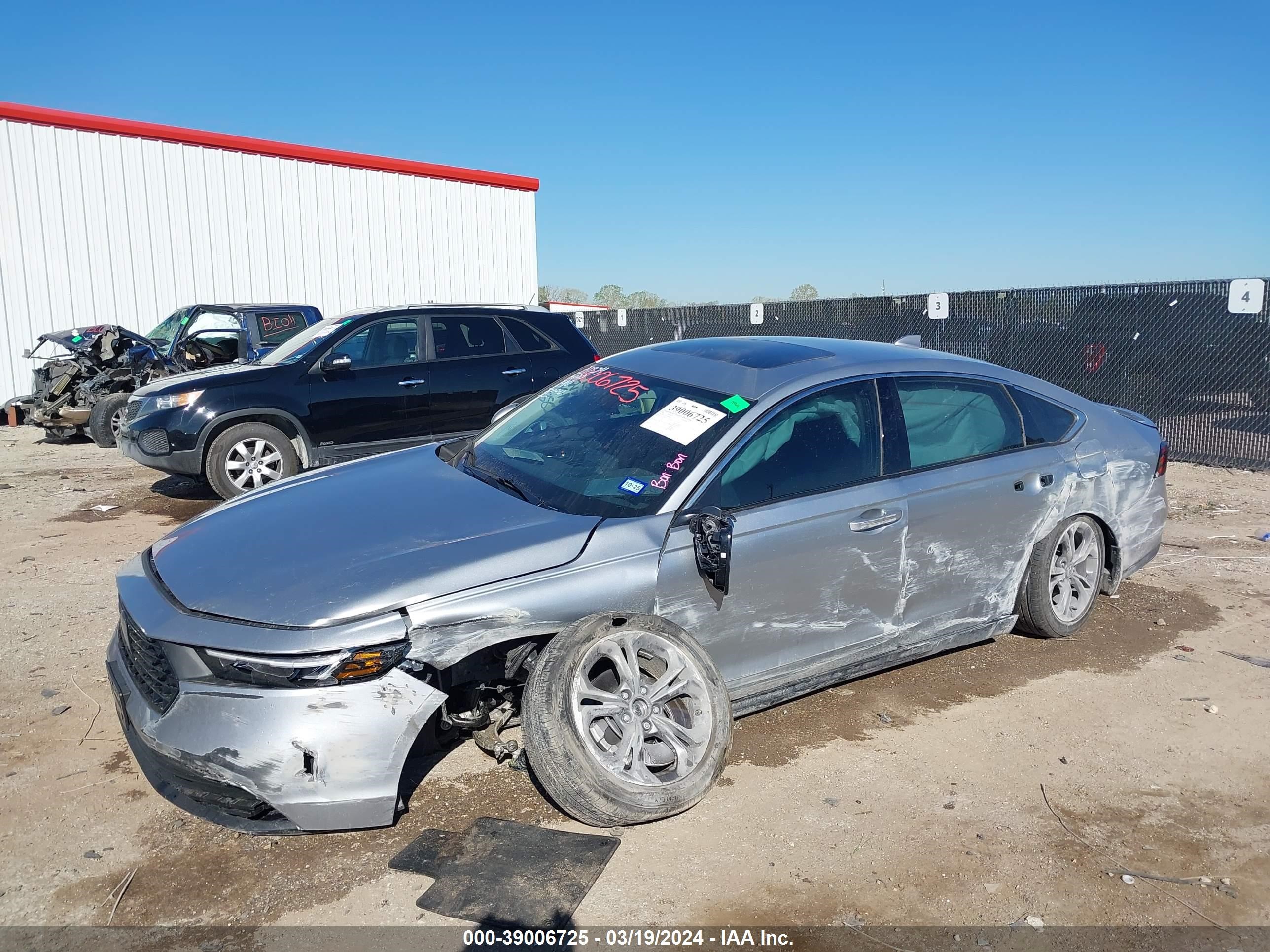 Photo 5 VIN: 1HGCY1F32RA009465 - HONDA ACCORD 