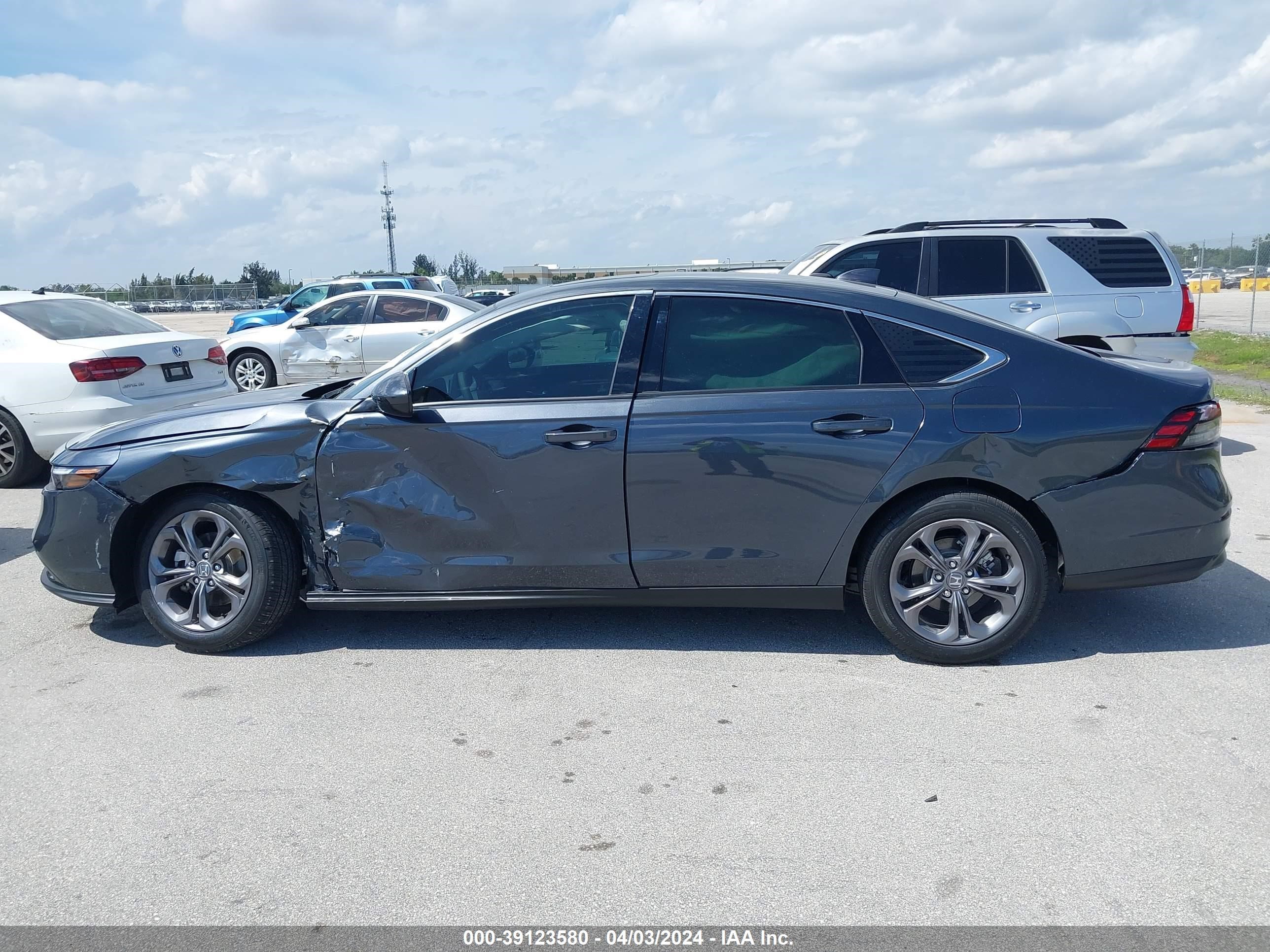 Photo 13 VIN: 1HGCY1F34RA033301 - HONDA ACCORD 