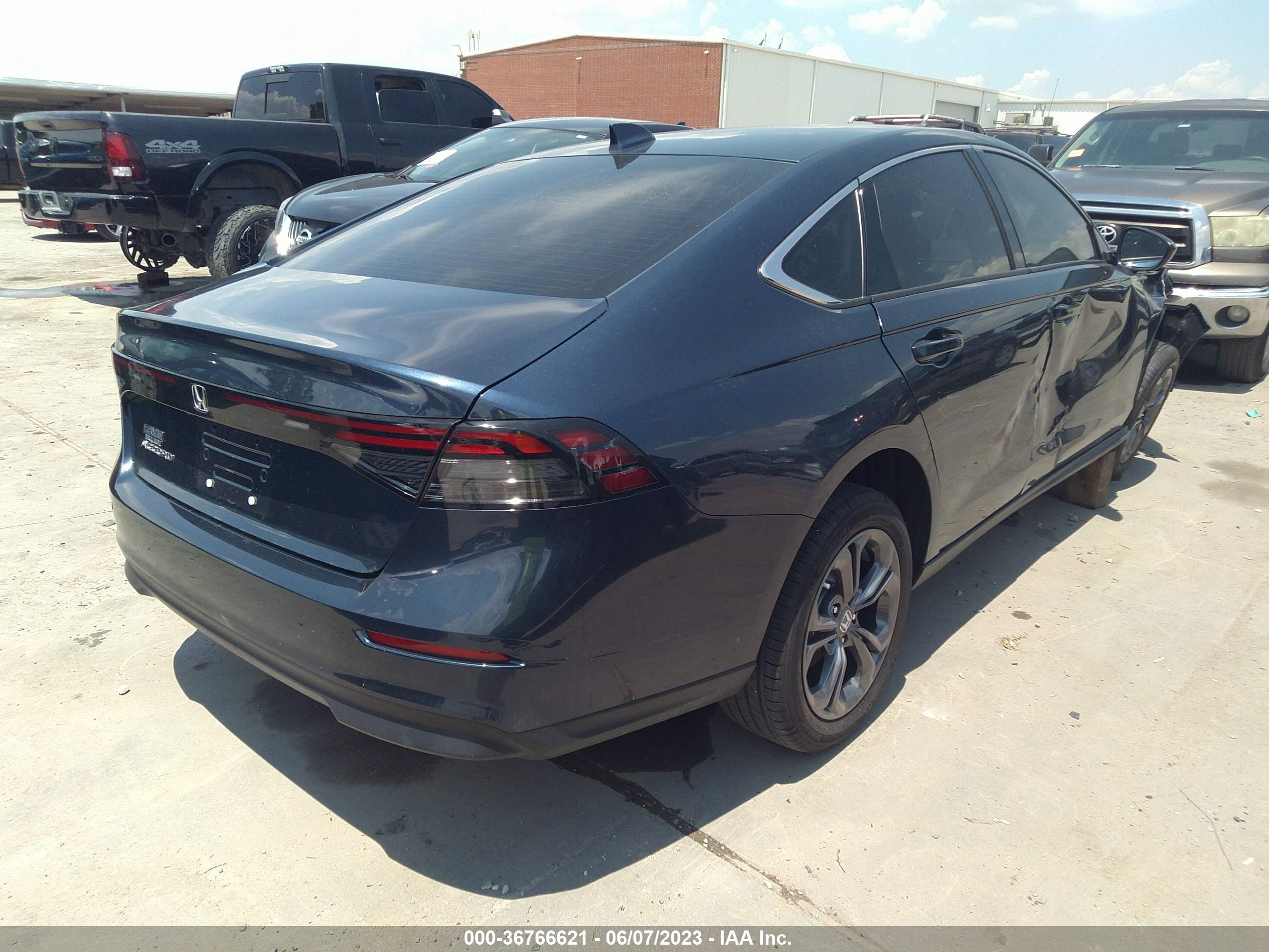 Photo 3 VIN: 1HGCY1F38PA009810 - HONDA ACCORD 