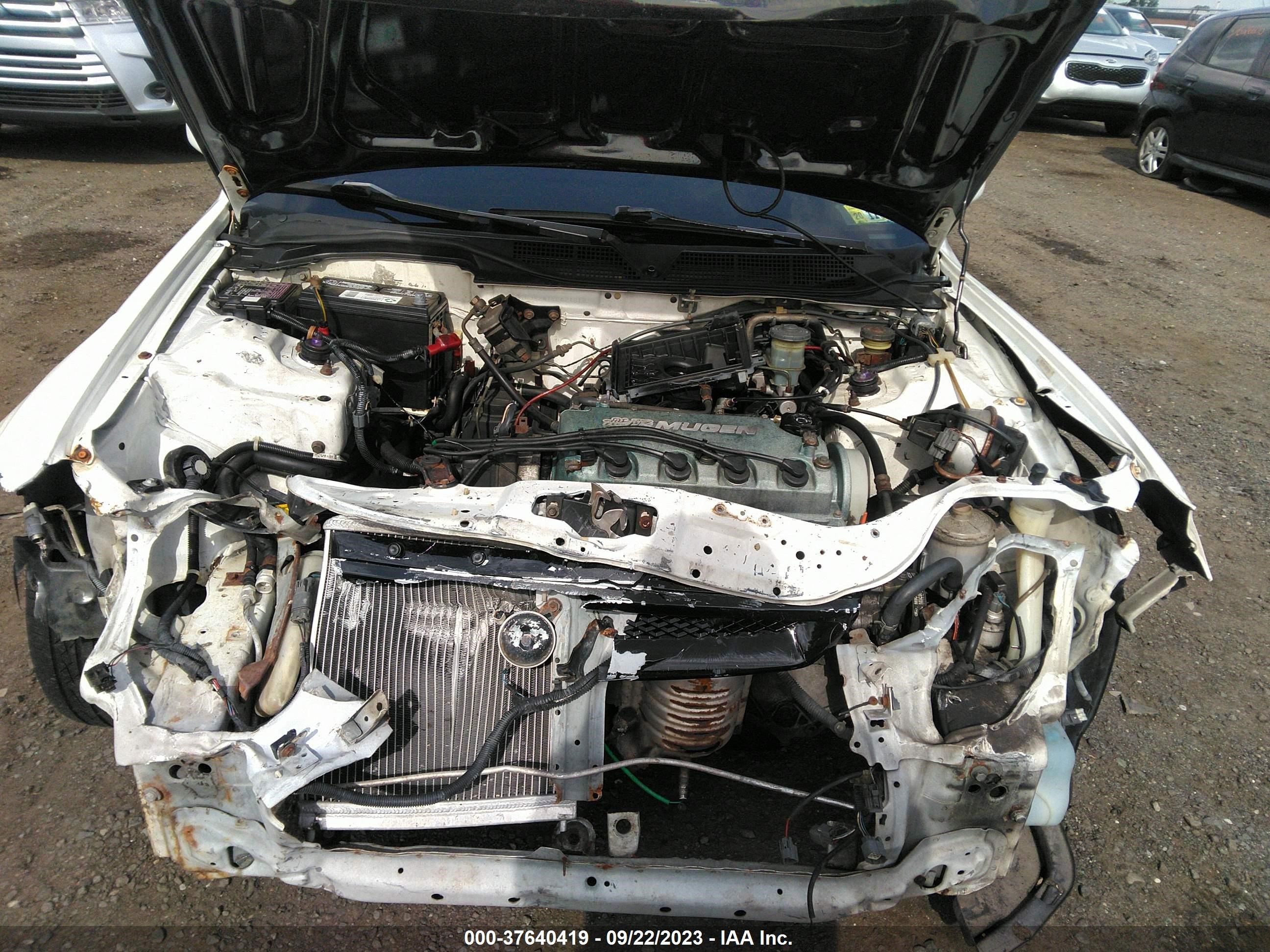 Photo 9 VIN: 1HGEJ8241YL021310 - HONDA CIVIC 