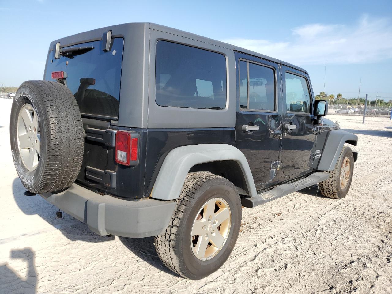 Photo 2 VIN: 1J4BA3H1XBL586450 - JEEP WRANGLER 