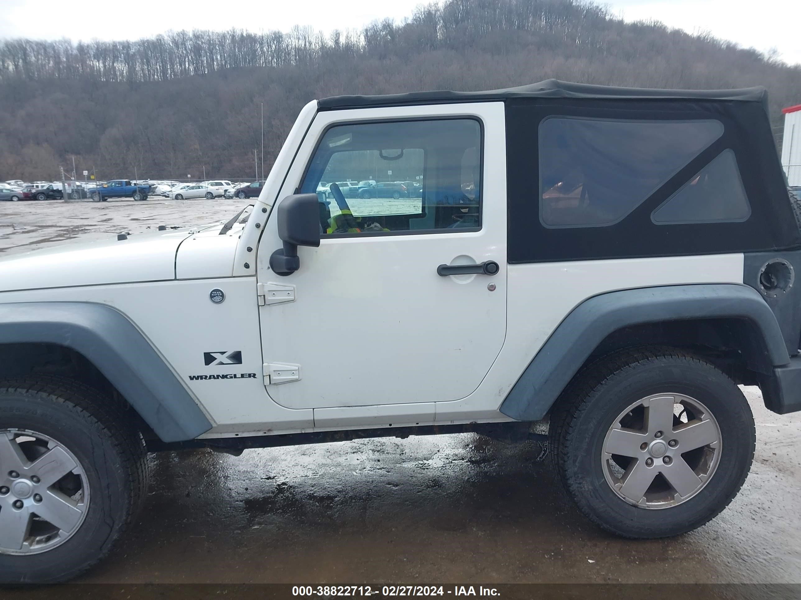 Photo 13 VIN: 1J4FA24199L705553 - JEEP WRANGLER 