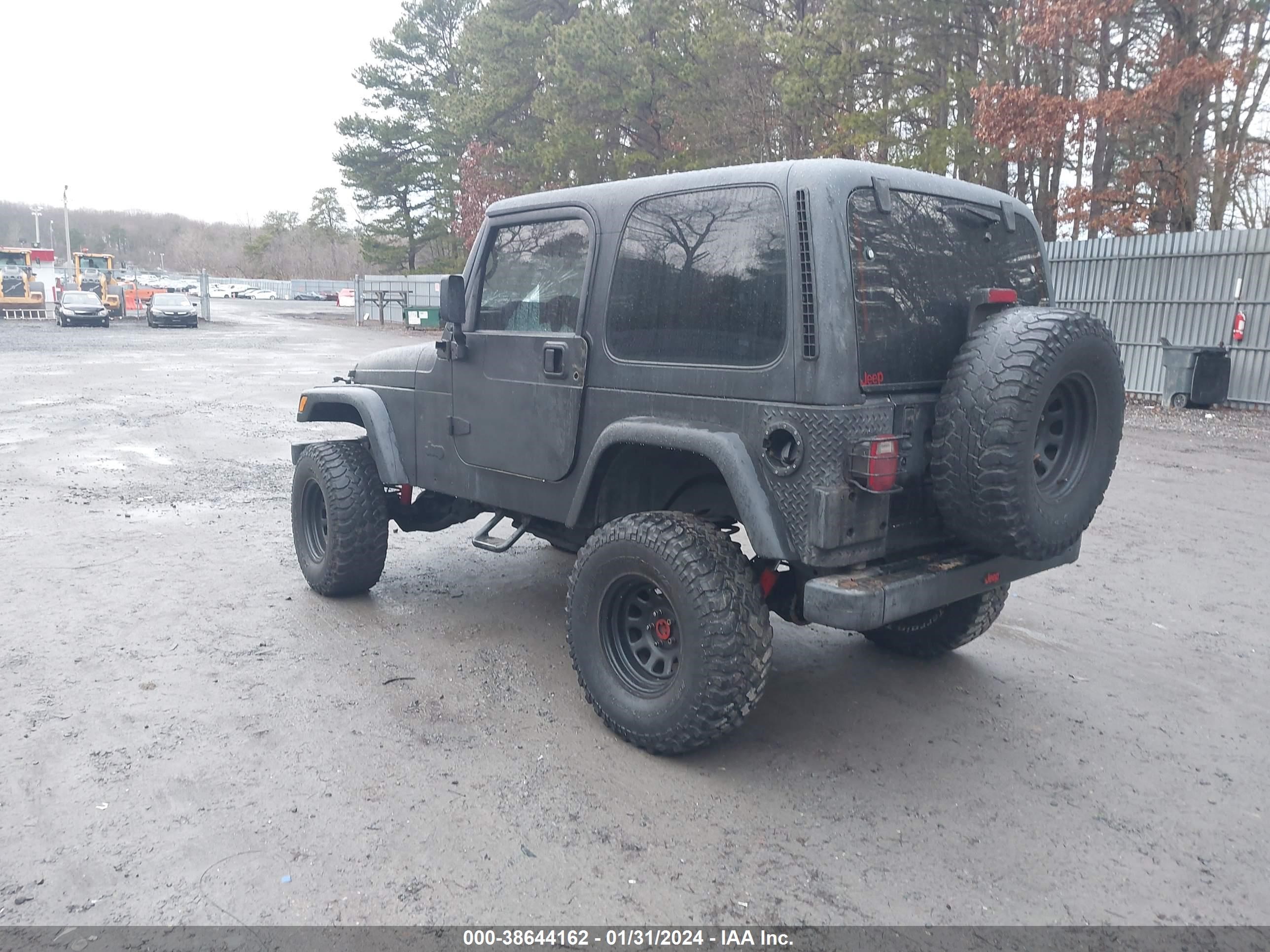 Photo 2 VIN: 1J4FA29P0YP700052 - JEEP WRANGLER 