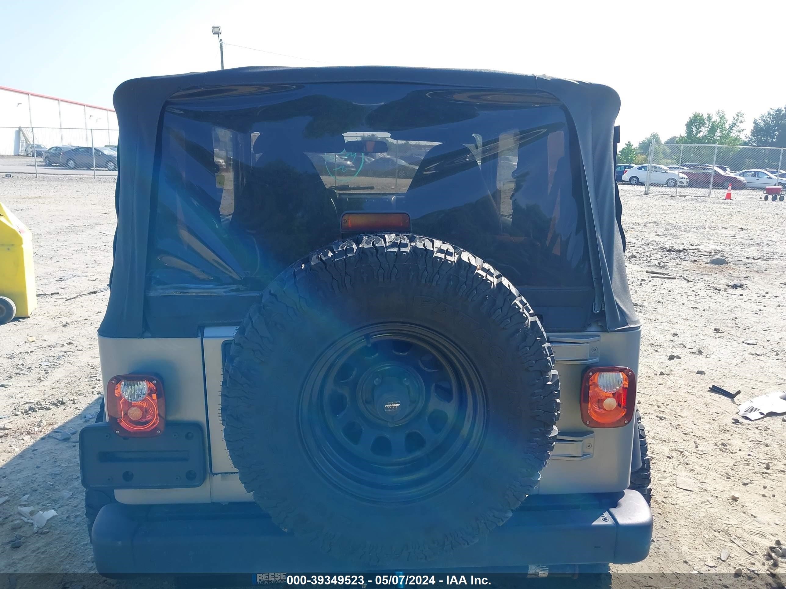 Photo 16 VIN: 1J4FA29P2YP753271 - JEEP WRANGLER 