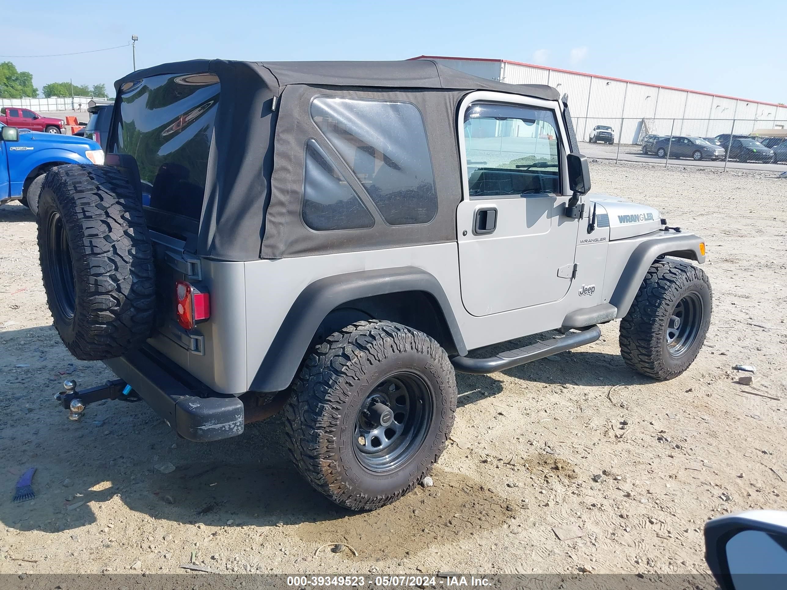 Photo 4 VIN: 1J4FA29P2YP753271 - JEEP WRANGLER 