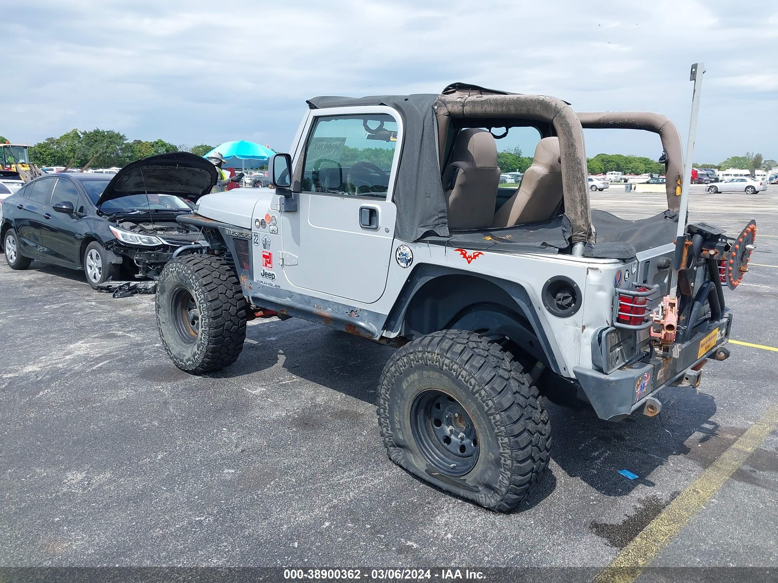 Photo 2 VIN: 1J4FA39S35P330396 - JEEP WRANGLER 