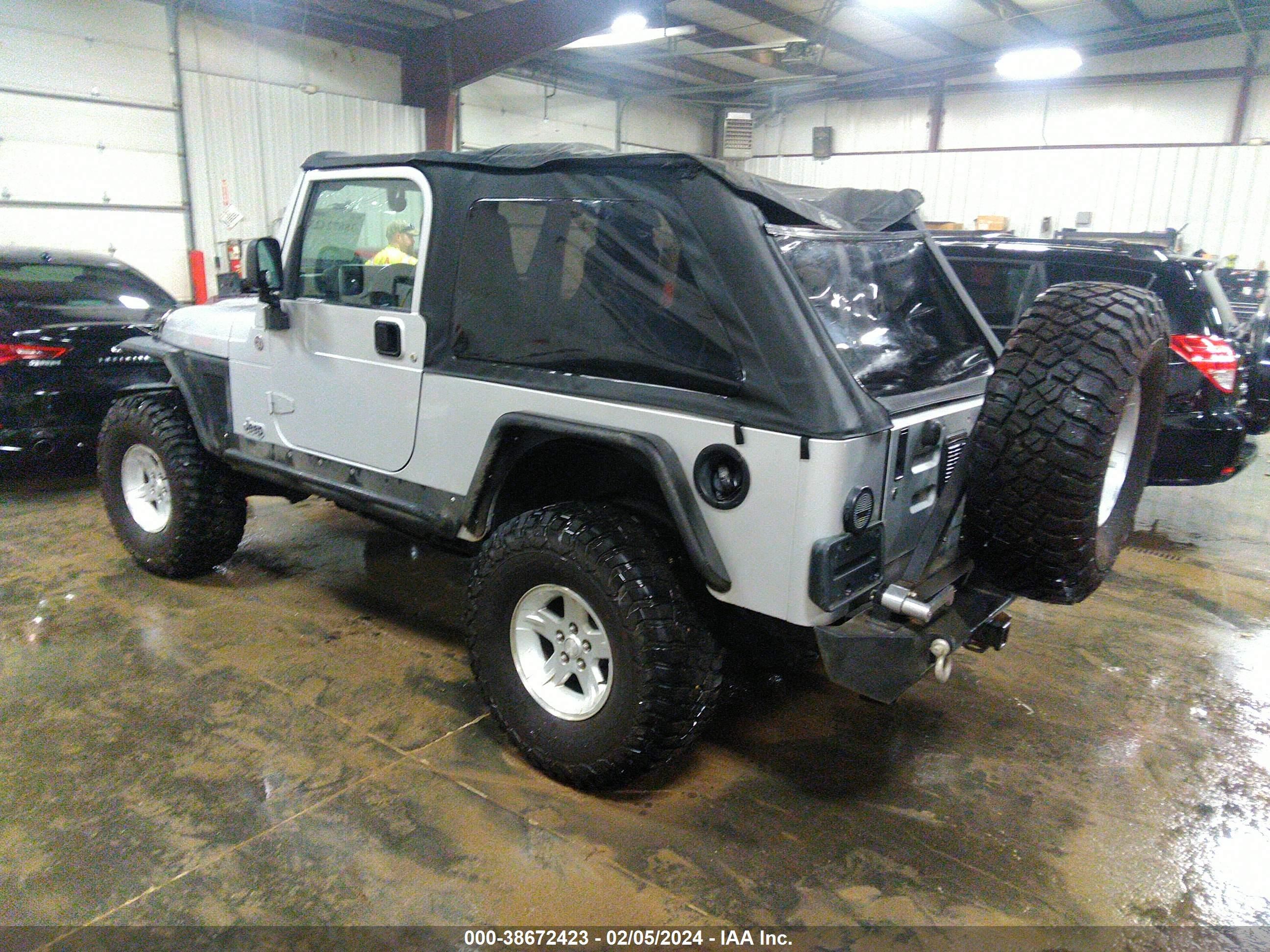 Photo 2 VIN: 1J4FA44S25P369767 - JEEP WRANGLER 