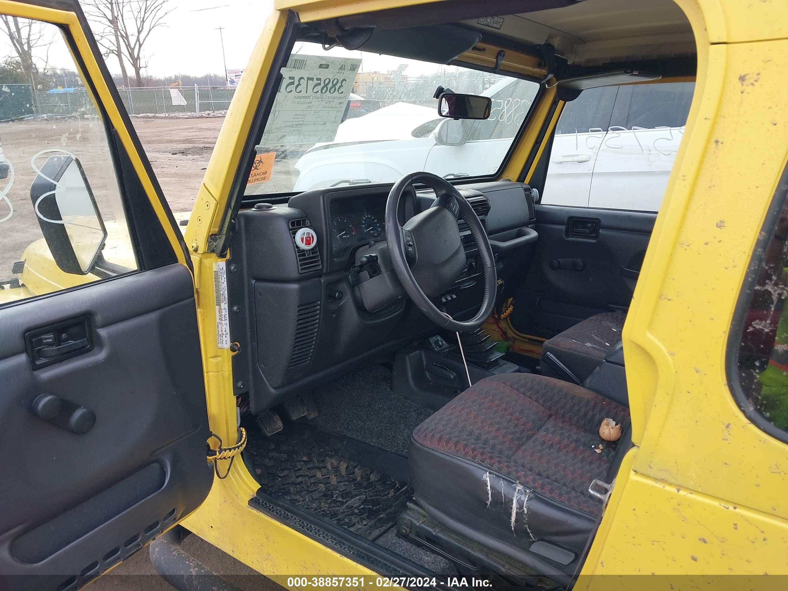 Photo 4 VIN: 1J4FA49S1YP747591 - JEEP WRANGLER 