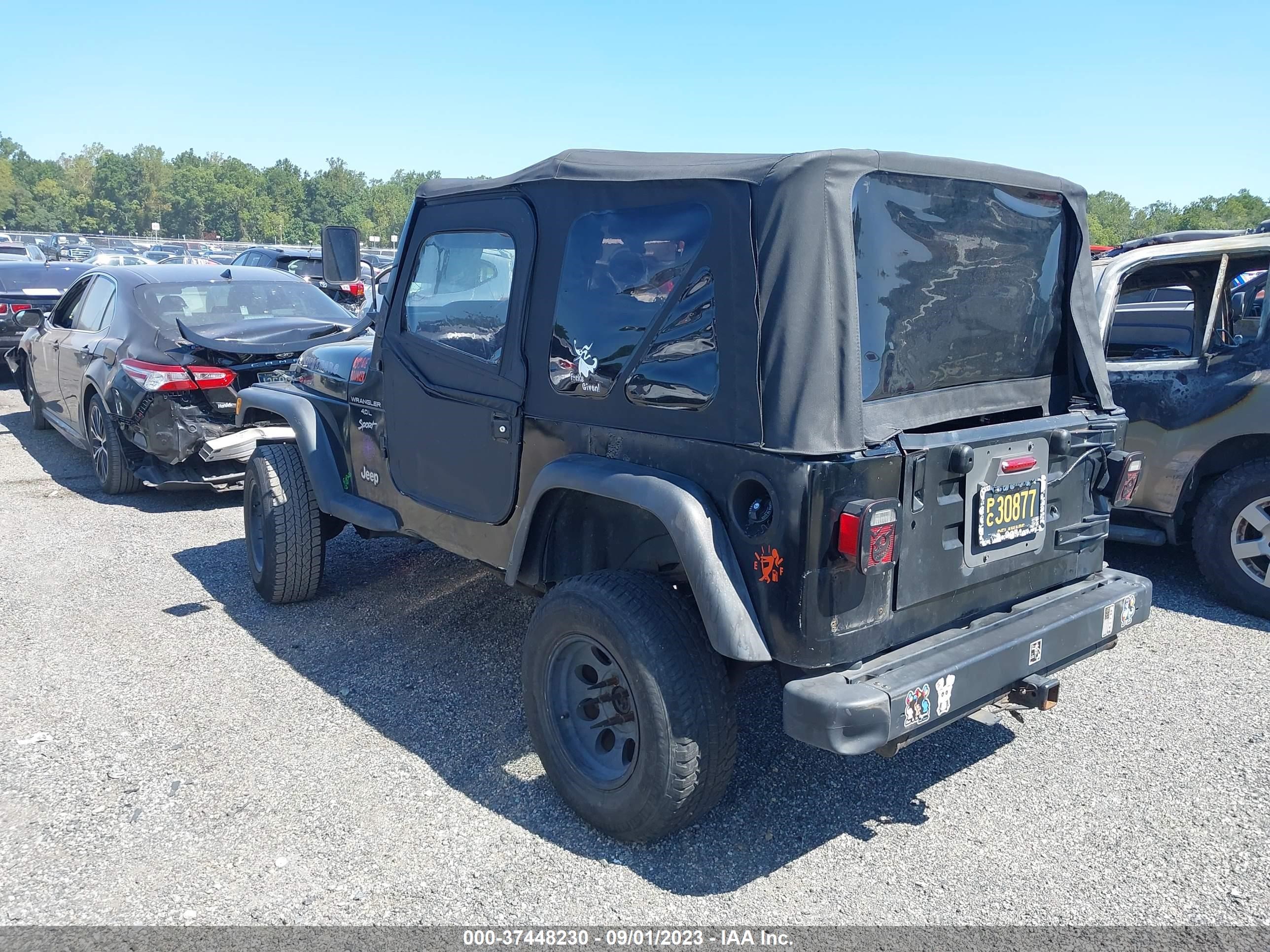 Photo 2 VIN: 1J4FA49S4YP719090 - JEEP WRANGLER 