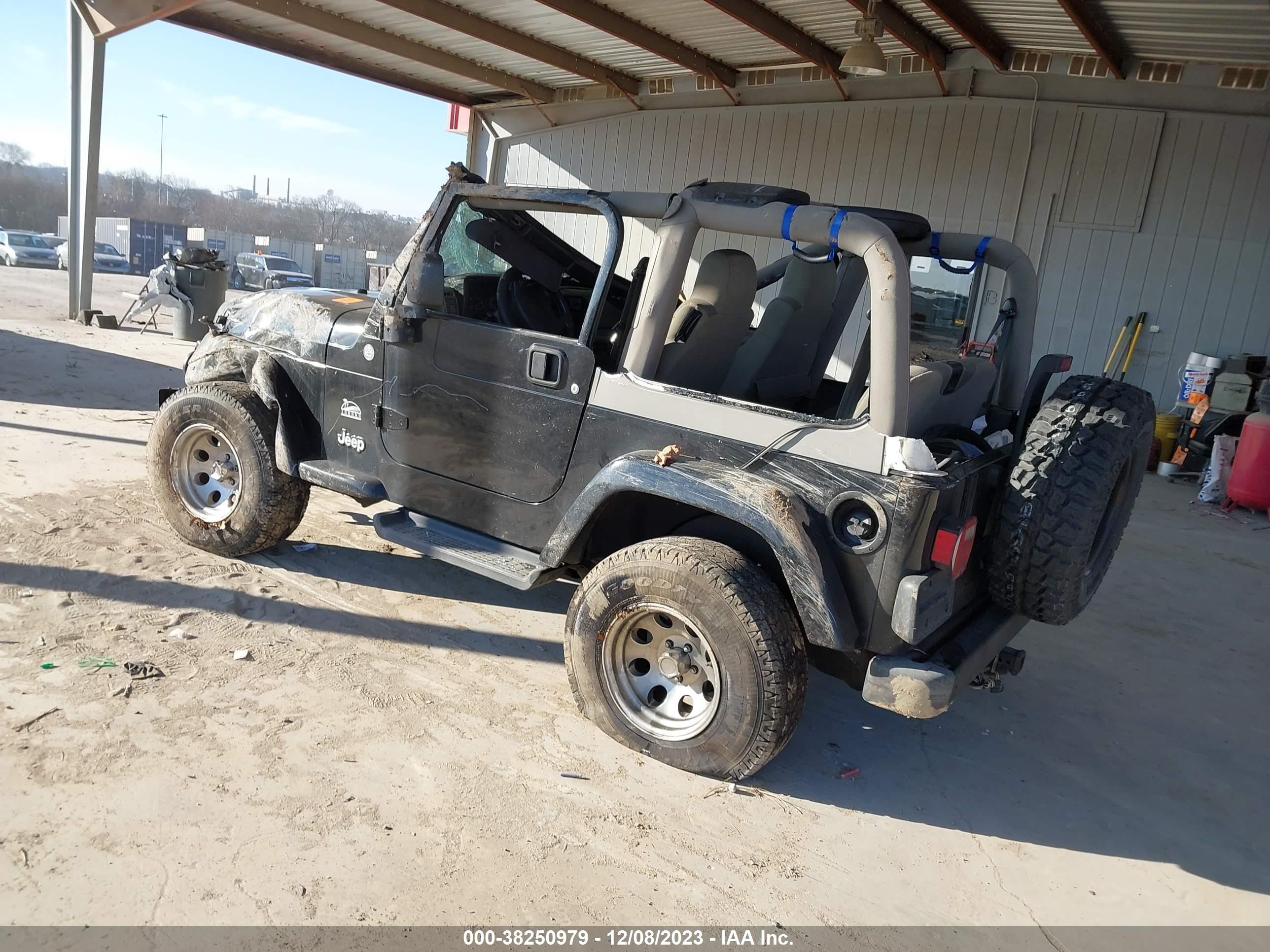 Photo 2 VIN: 1J4FA59S24P725616 - JEEP WRANGLER 