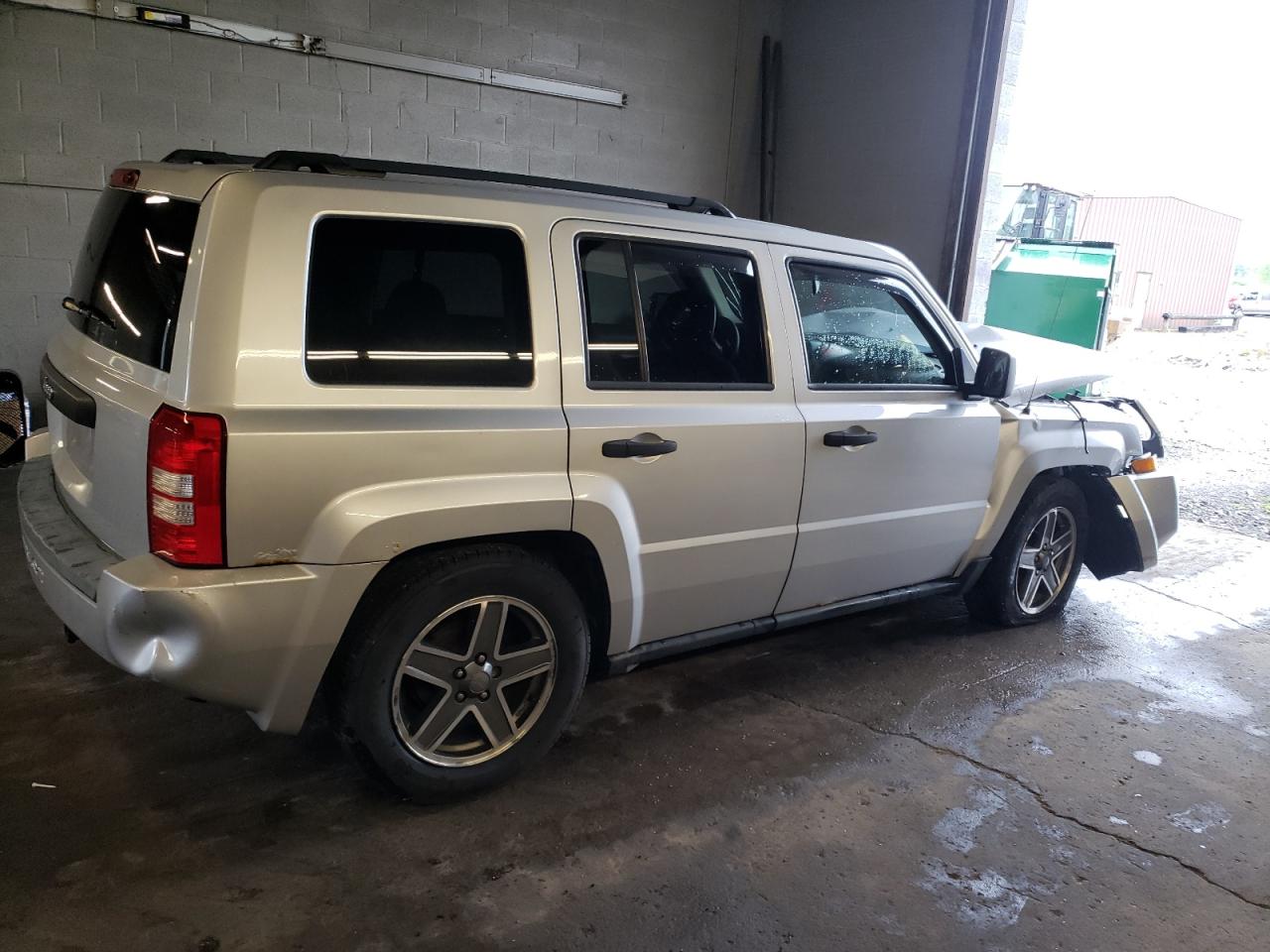 Photo 2 VIN: 1J4FF28B99D176913 - JEEP LIBERTY (PATRIOT) 