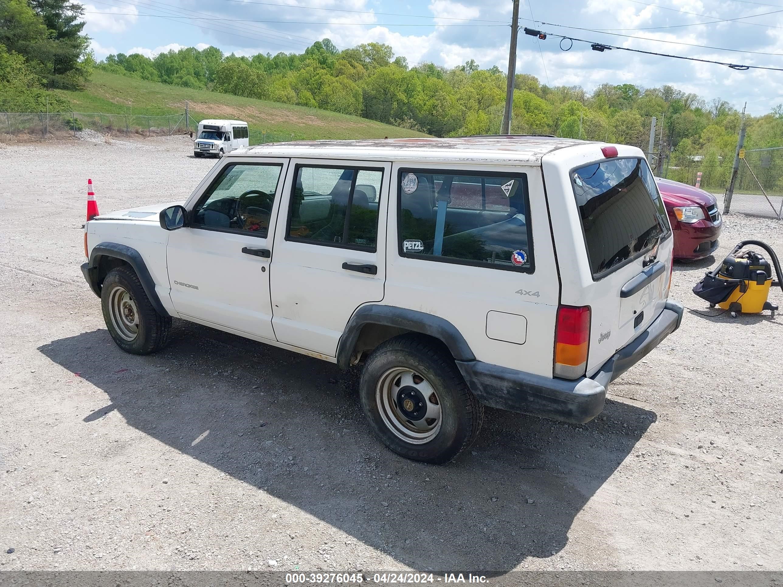 Photo 2 VIN: 1J4FF28S9XL647817 - JEEP CHEROKEE 