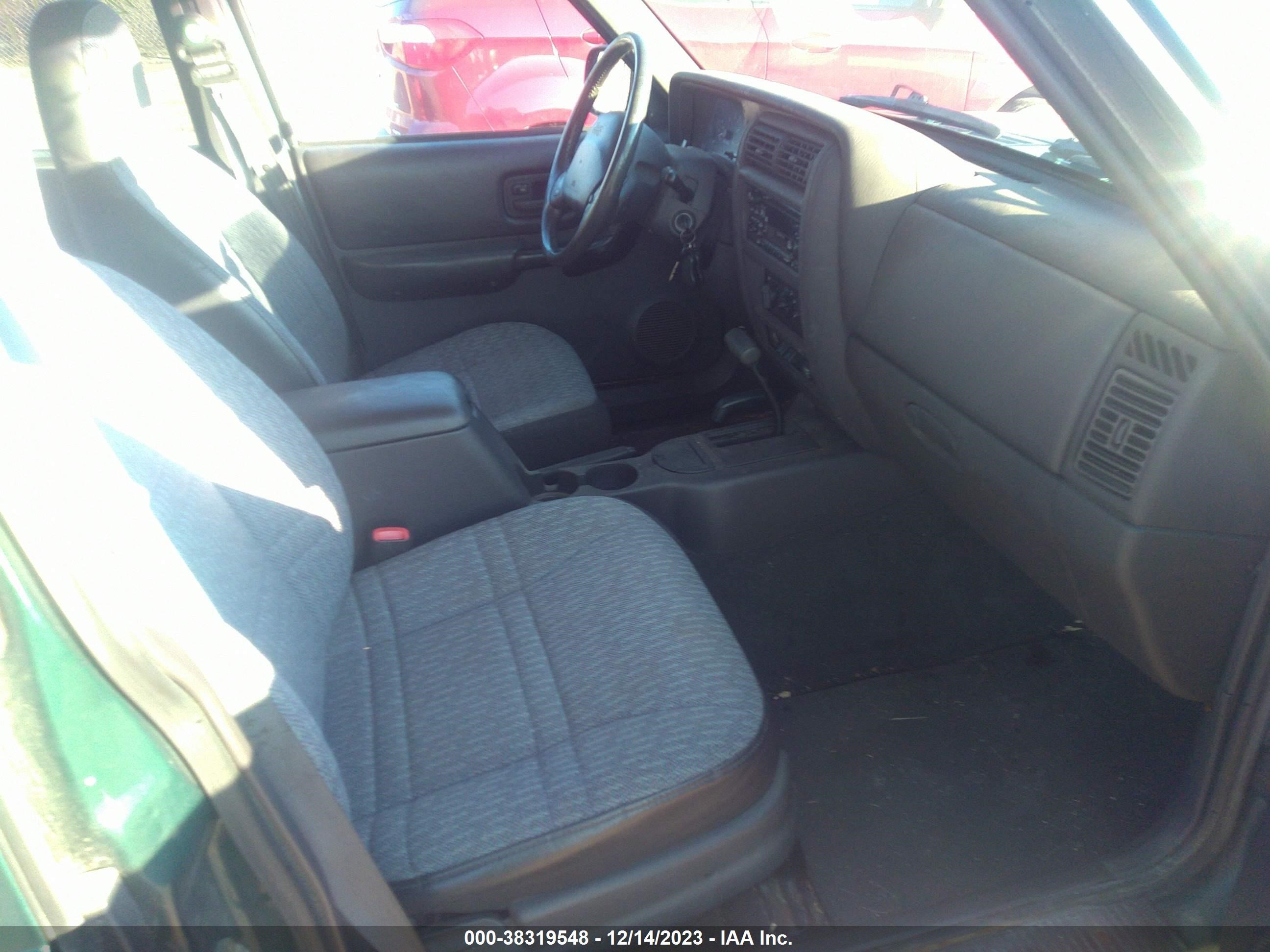 Photo 4 VIN: 1J4FF48S01L506430 - JEEP CHEROKEE 