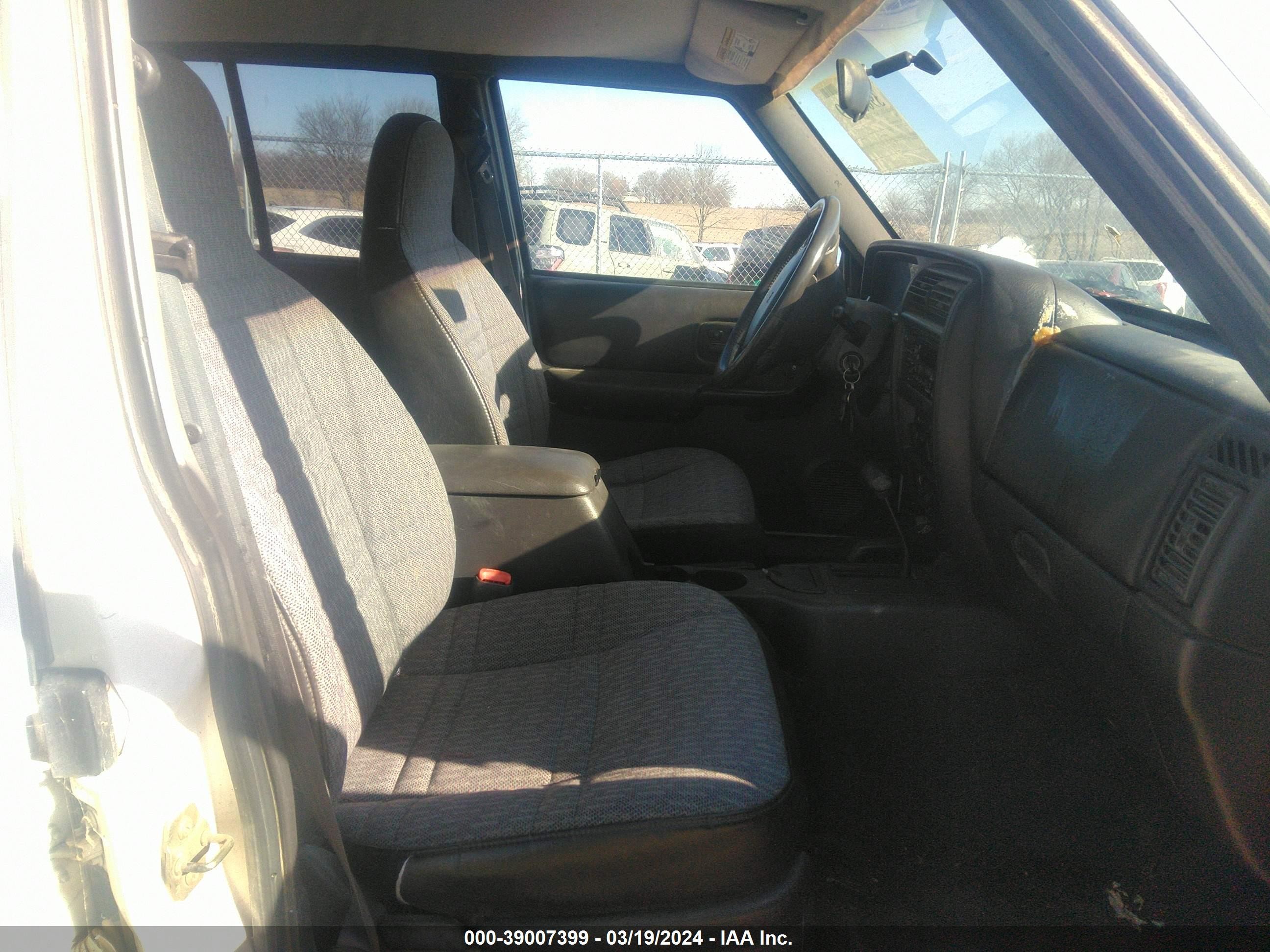 Photo 4 VIN: 1J4FF48S1YL109741 - JEEP CHEROKEE 