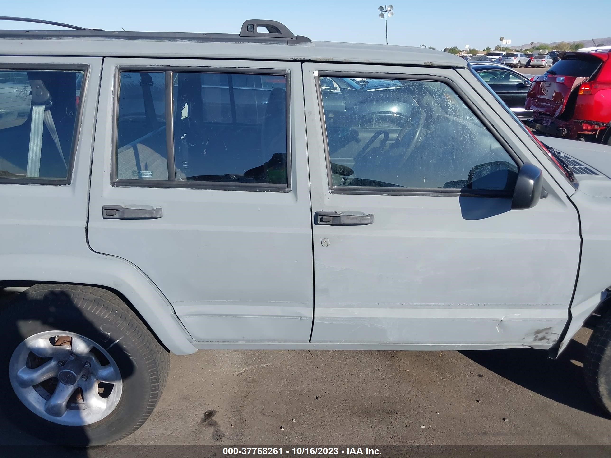 Photo 13 VIN: 1J4FF48S1YL126572 - JEEP CHEROKEE 