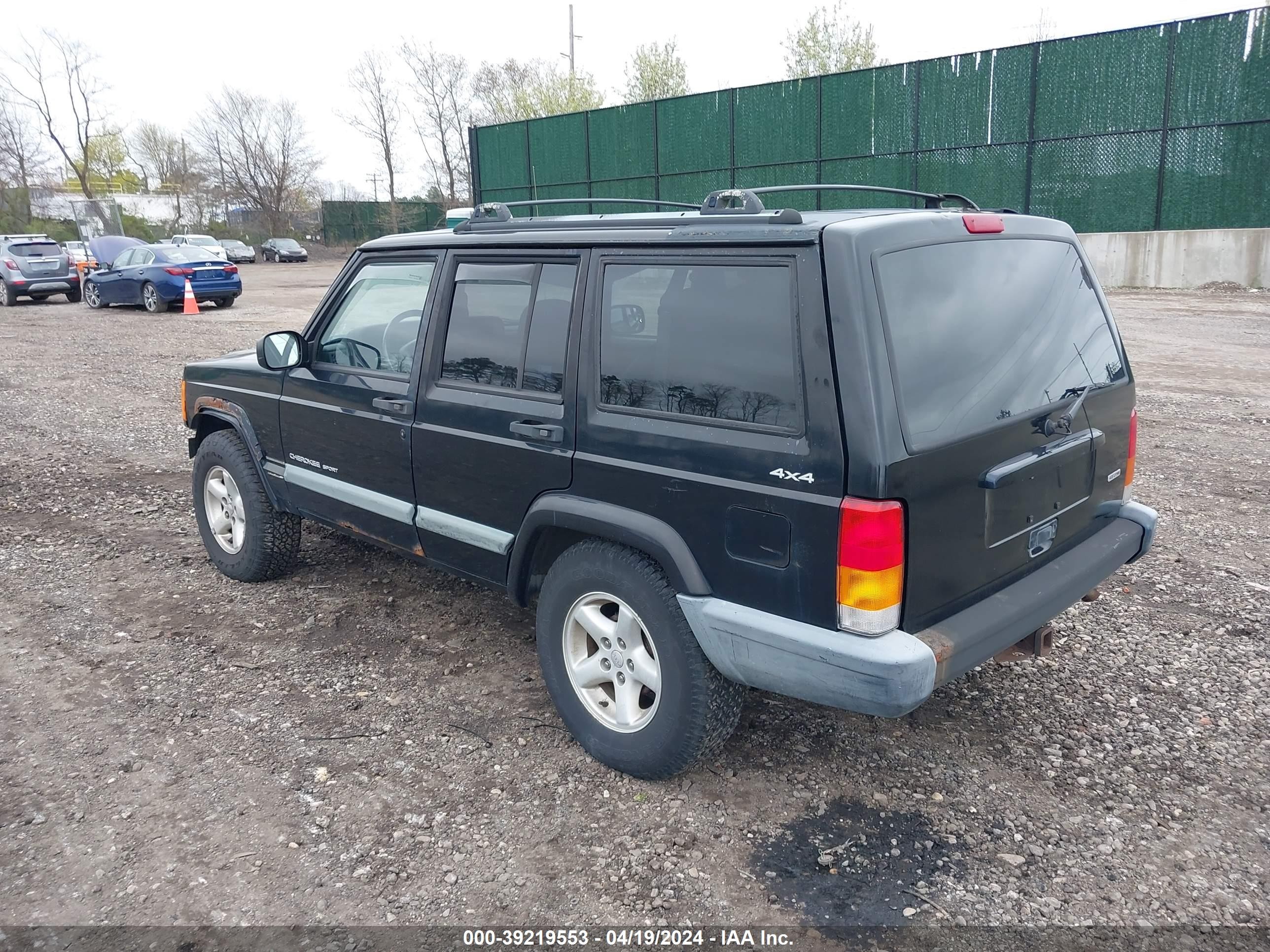 Photo 2 VIN: 1J4FF48S3YL267479 - JEEP CHEROKEE 