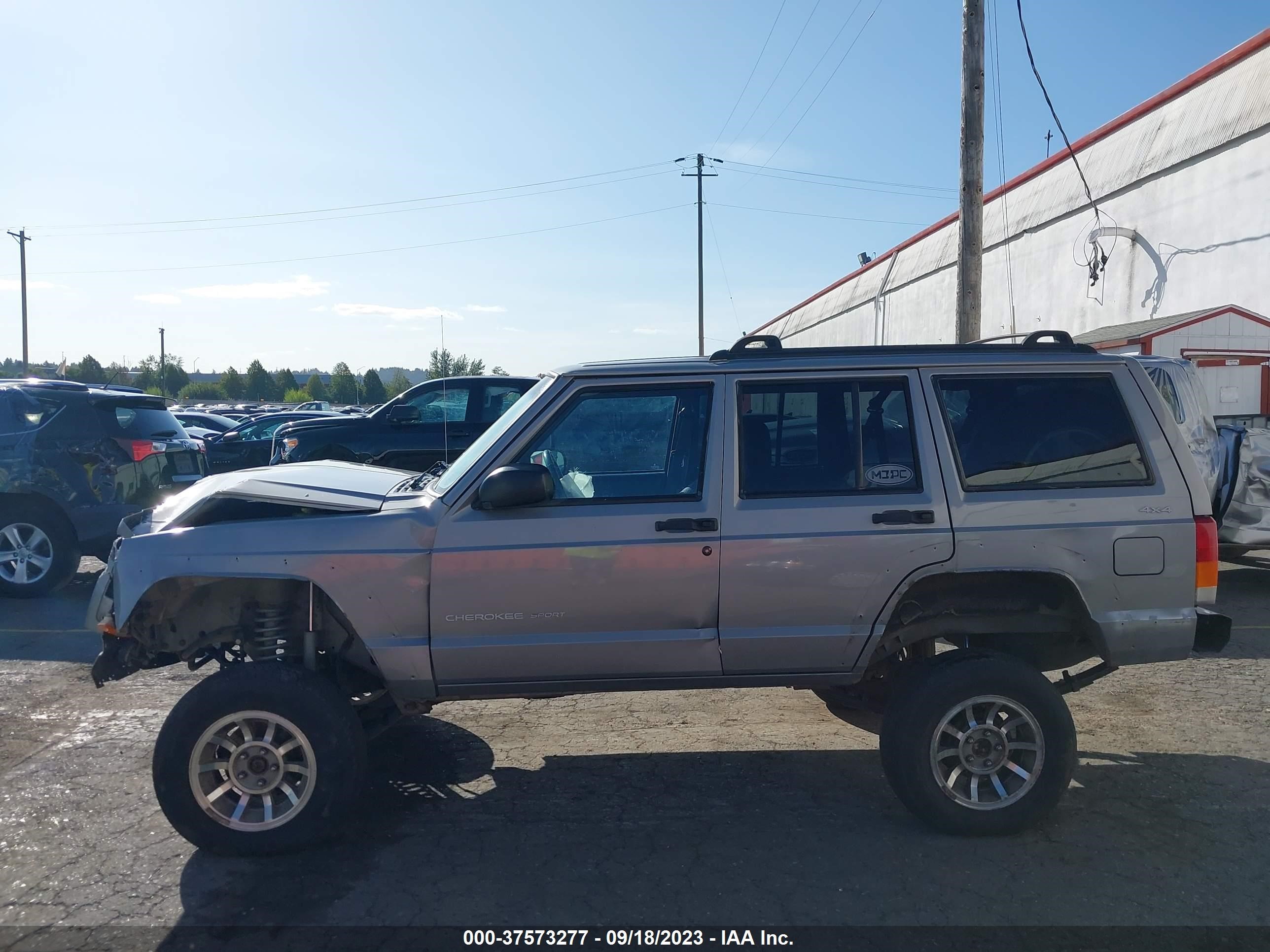 Photo 13 VIN: 1J4FF48S61L519554 - JEEP CHEROKEE 