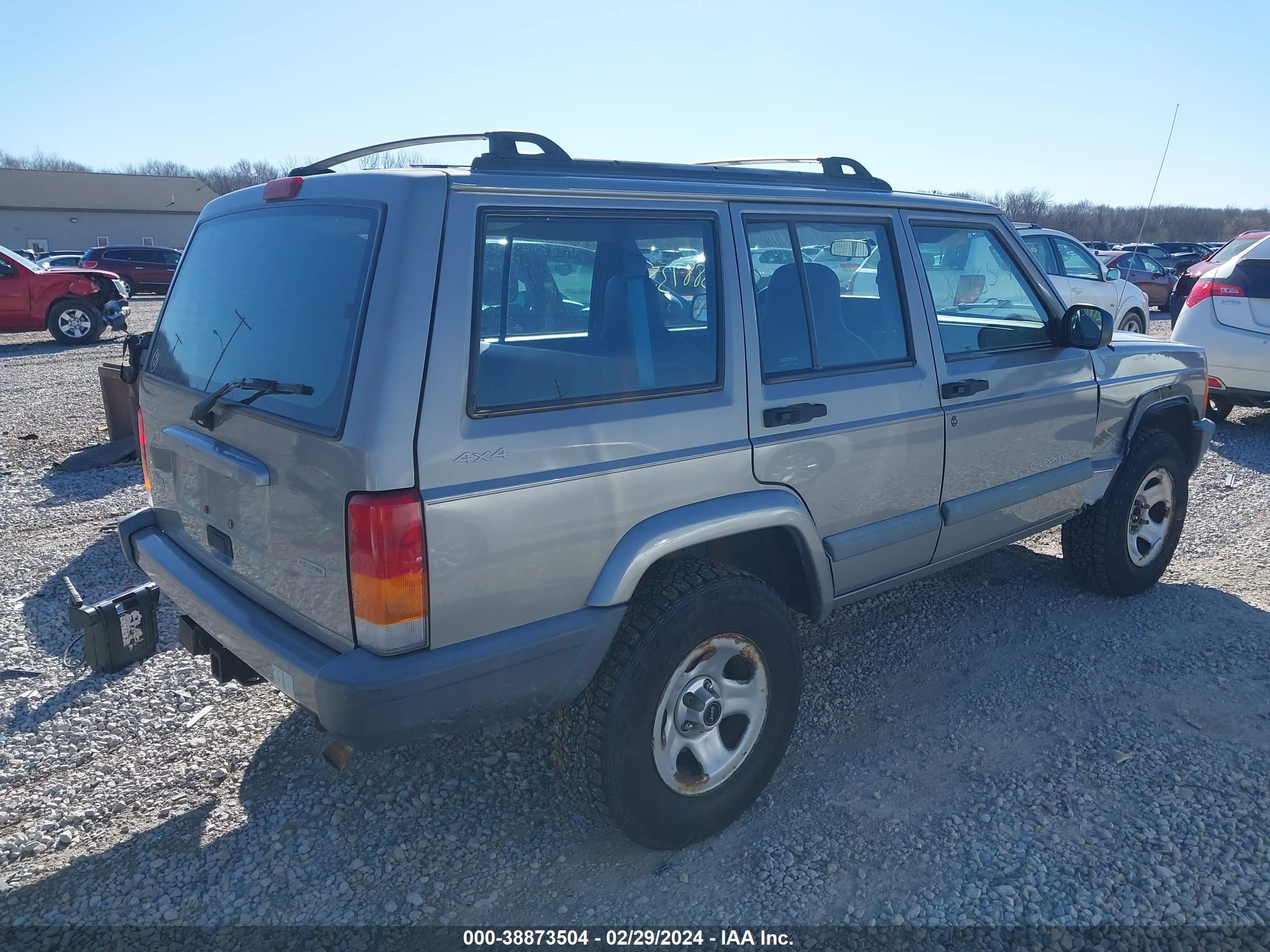 Photo 3 VIN: 1J4FF48S61L538122 - JEEP CHEROKEE 