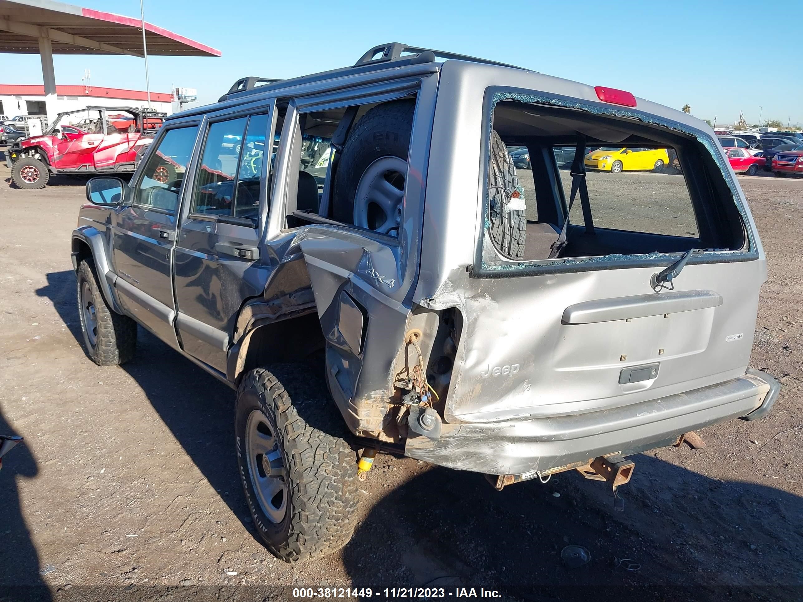 Photo 2 VIN: 1J4FF48S81L624113 - JEEP CHEROKEE 